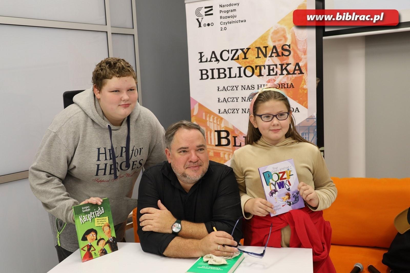 Zdjęcie w galerii na portalu naszraciborz.pl: Autor Kacperiady gościem Klubu Ojca w raciborskiej bibliotece wiadomości z regionu