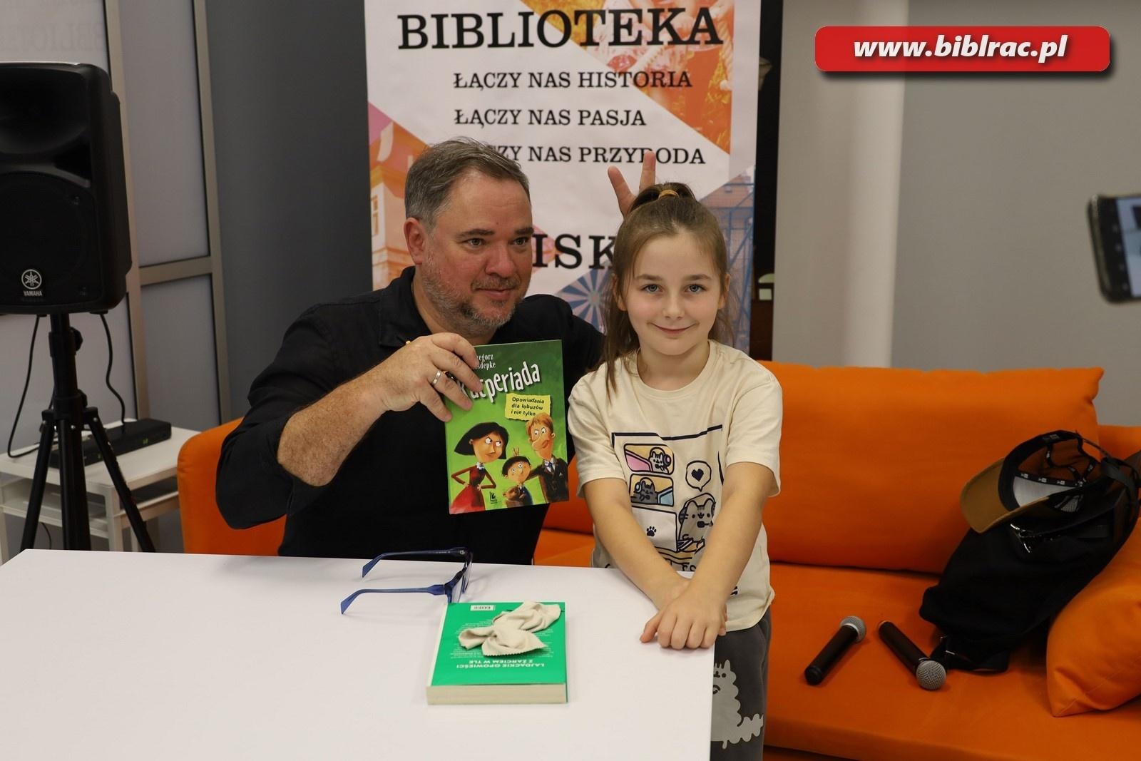 Zdjęcie w galerii na portalu naszraciborz.pl: Autor Kacperiady gościem Klubu Ojca w raciborskiej bibliotece wiadomości z regionu