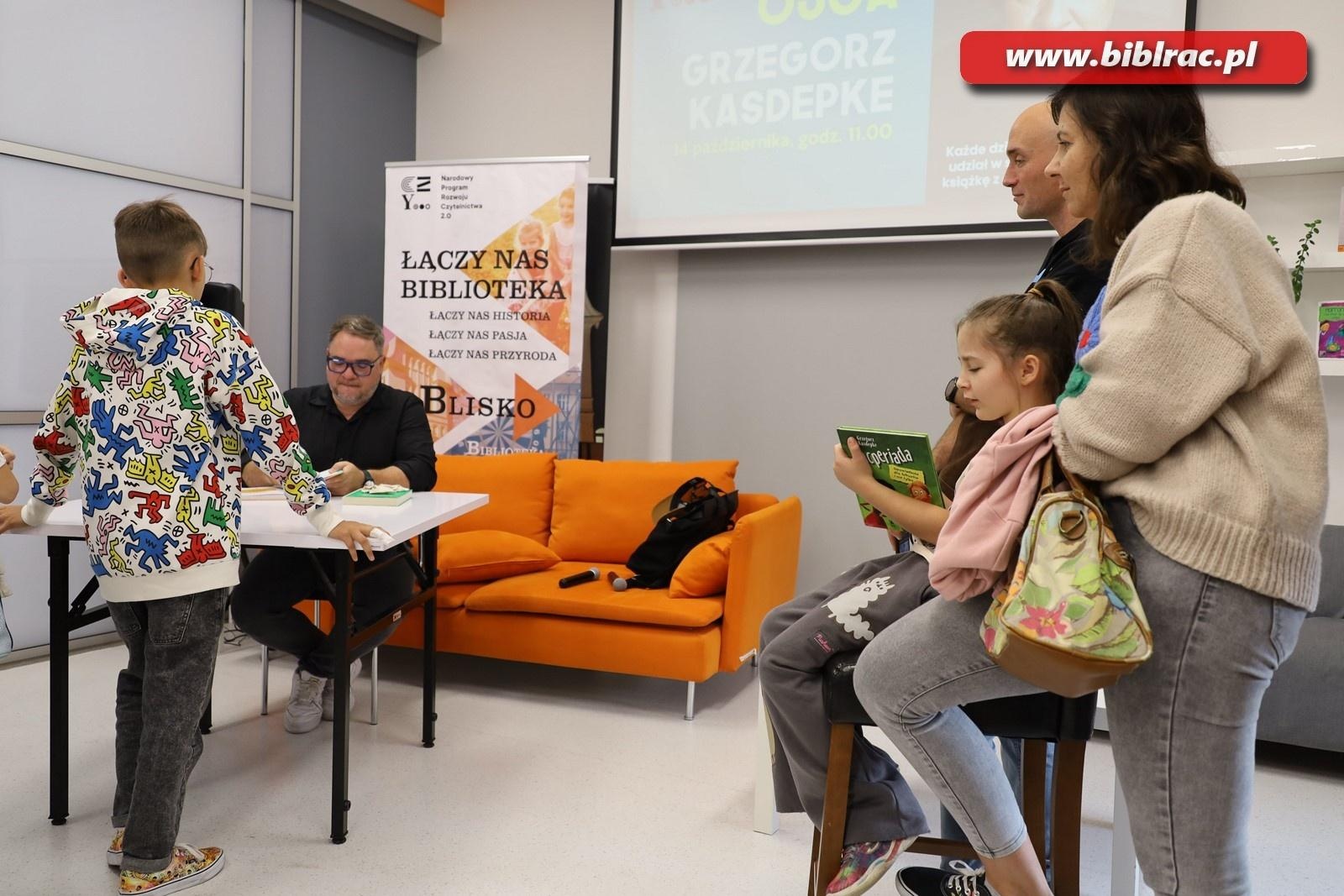 Zdjęcie w galerii na portalu naszraciborz.pl: Autor Kacperiady gościem Klubu Ojca w raciborskiej bibliotece wiadomości z regionu