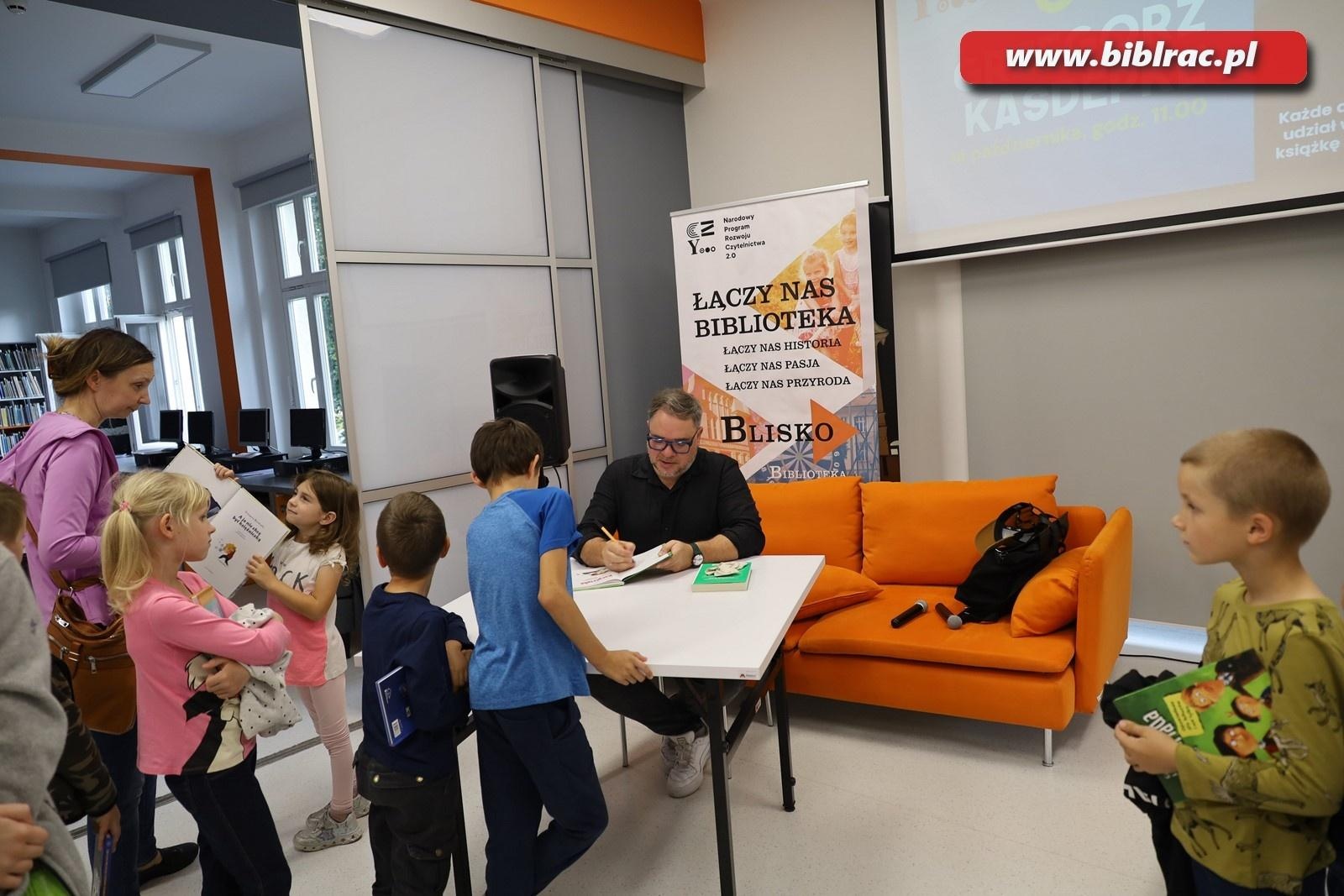 Zdjęcie w galerii na portalu naszraciborz.pl: Autor Kacperiady gościem Klubu Ojca w raciborskiej bibliotece wiadomości z regionu