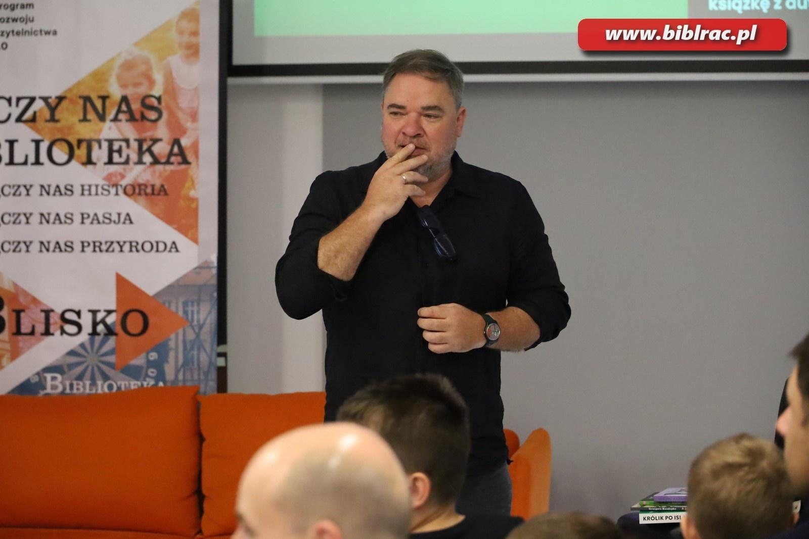 Zdjęcie w galerii na portalu naszraciborz.pl: Autor Kacperiady gościem Klubu Ojca w raciborskiej bibliotece wiadomości z regionu