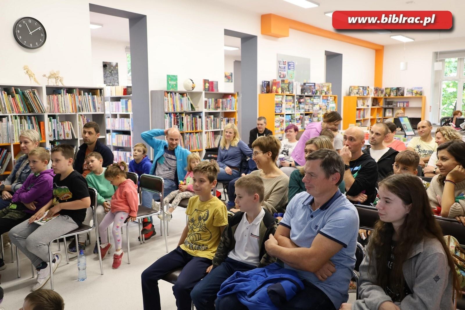 Zdjęcie w galerii na portalu naszraciborz.pl: Autor Kacperiady gościem Klubu Ojca w raciborskiej bibliotece wiadomości z regionu