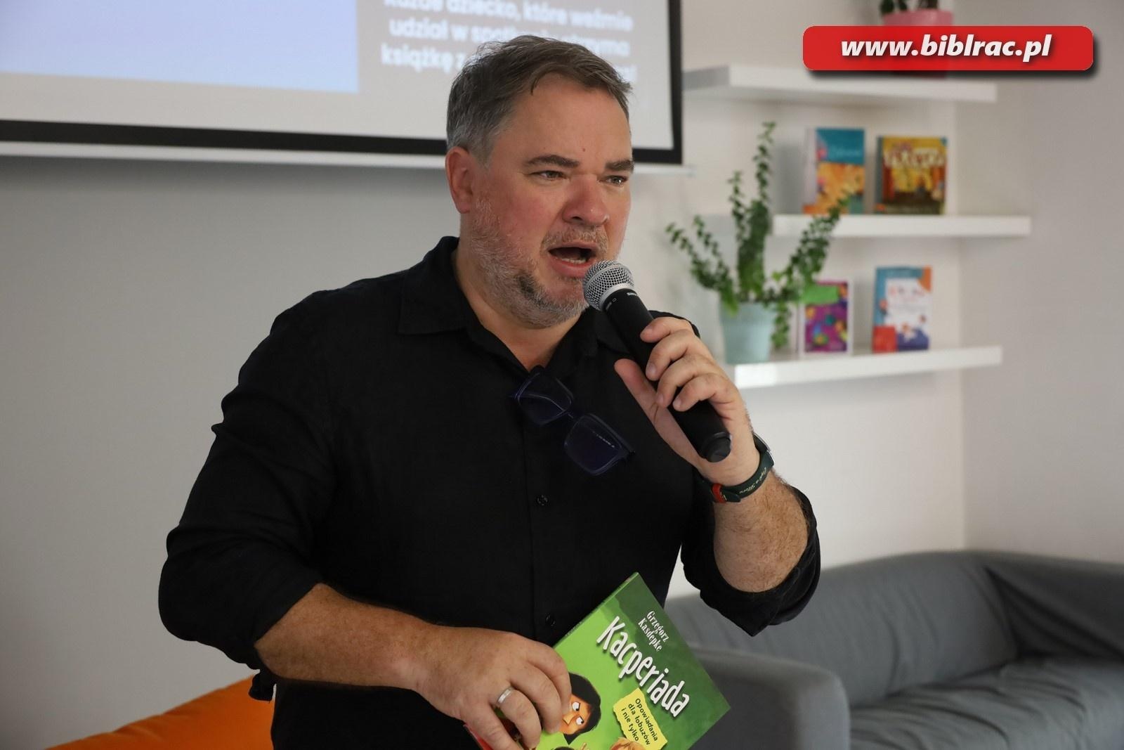 Zdjęcie w galerii na portalu naszraciborz.pl: Autor Kacperiady gościem Klubu Ojca w raciborskiej bibliotece wiadomości z regionu