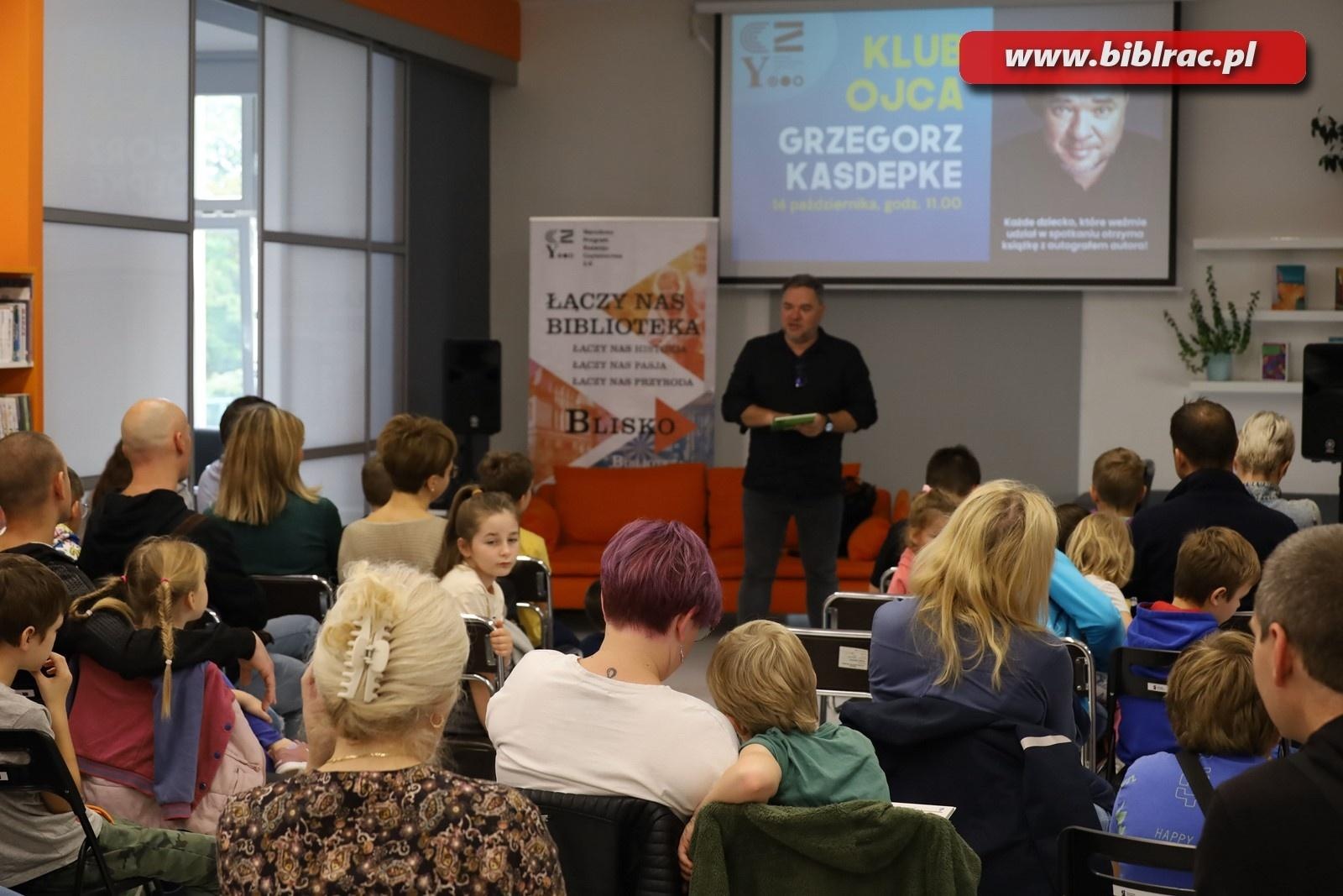 Zdjęcie w galerii na portalu naszraciborz.pl: Autor Kacperiady gościem Klubu Ojca w raciborskiej bibliotece wiadomości z regionu