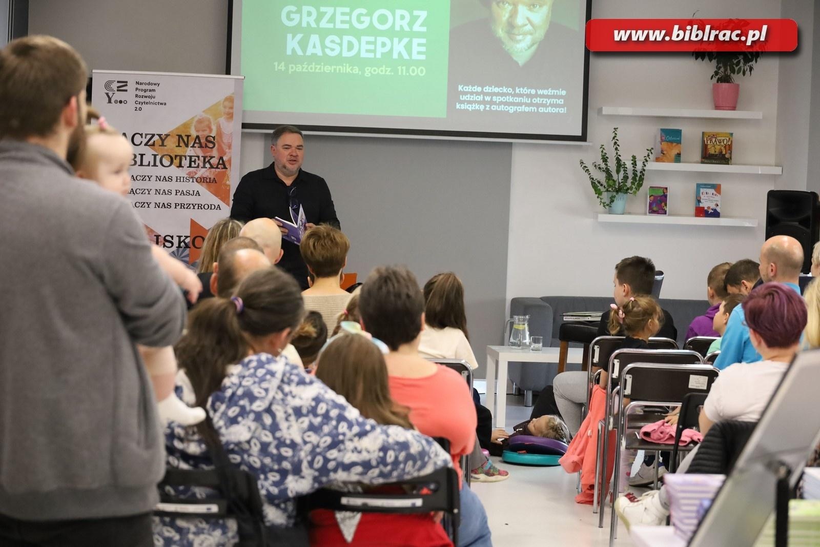 Zdjęcie w galerii na portalu naszraciborz.pl: Autor Kacperiady gościem Klubu Ojca w raciborskiej bibliotece wiadomości z regionu