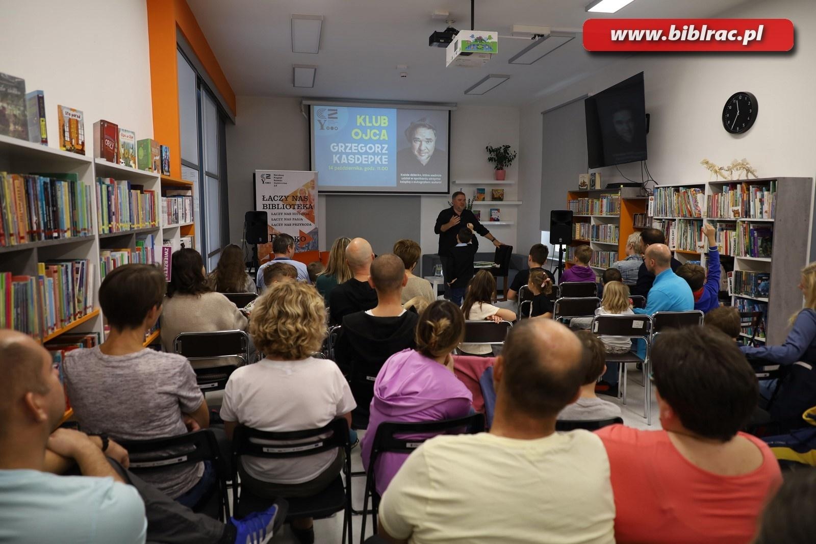 Zdjęcie w galerii na portalu naszraciborz.pl: Autor Kacperiady gościem Klubu Ojca w raciborskiej bibliotece wiadomości z regionu