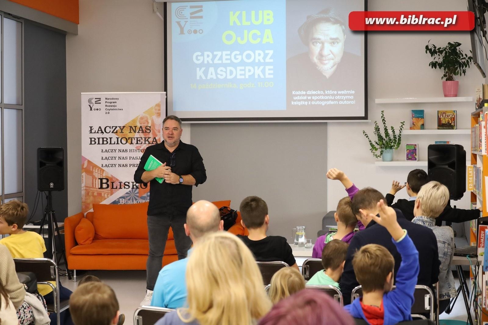 Zdjęcie w galerii na portalu naszraciborz.pl: Autor Kacperiady gościem Klubu Ojca w raciborskiej bibliotece wiadomości z regionu