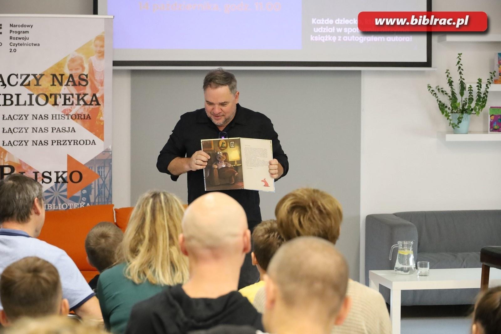 Zdjęcie w galerii na portalu naszraciborz.pl: Autor Kacperiady gościem Klubu Ojca w raciborskiej bibliotece wiadomości z regionu