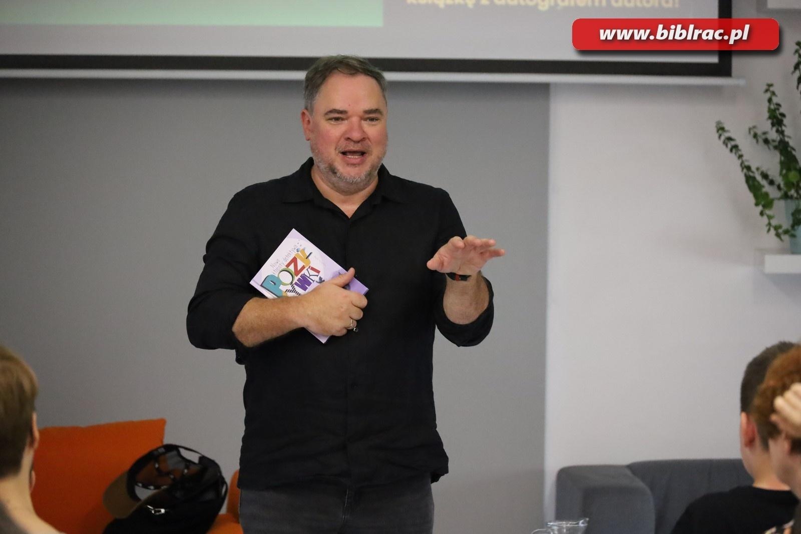 Zdjęcie w galerii na portalu naszraciborz.pl: Autor Kacperiady gościem Klubu Ojca w raciborskiej bibliotece wiadomości z regionu