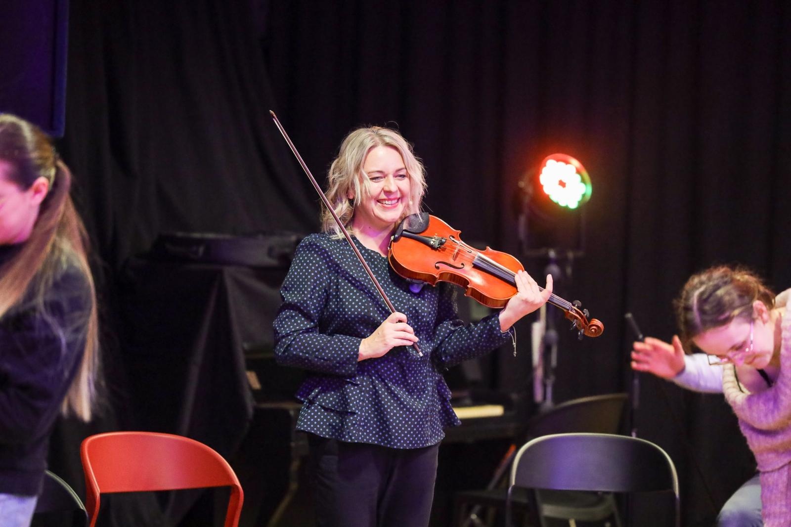 Zdjęcie w galerii na portalu naszraciborz.pl: Zaczarowane skrzypce - muzyka, ruch i zabawa zachwyciły najmłodszych wiadomości z regionu