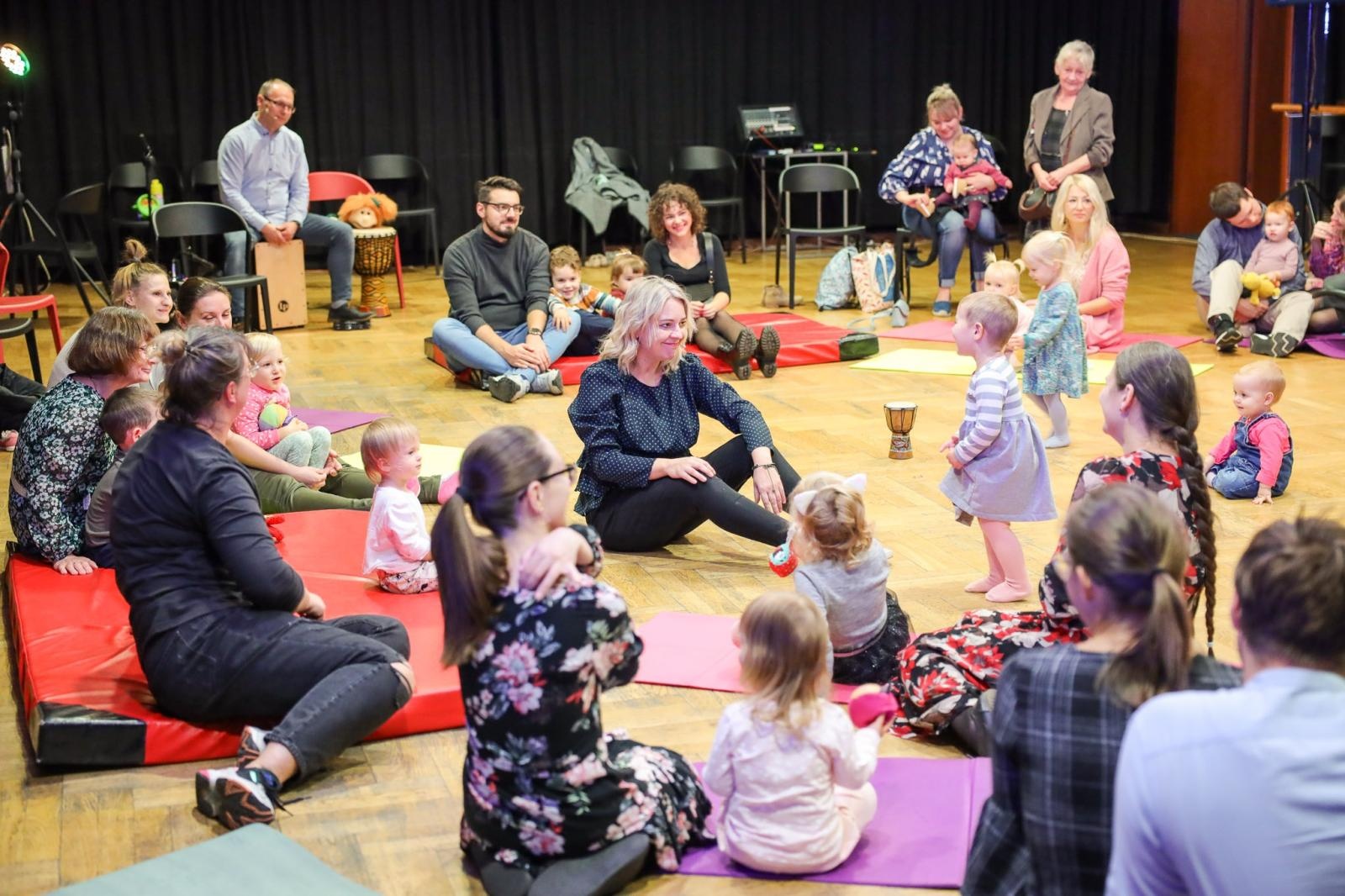 Zdjęcie w galerii na portalu naszraciborz.pl: Zaczarowane skrzypce - muzyka, ruch i zabawa zachwyciły najmłodszych wiadomości z regionu