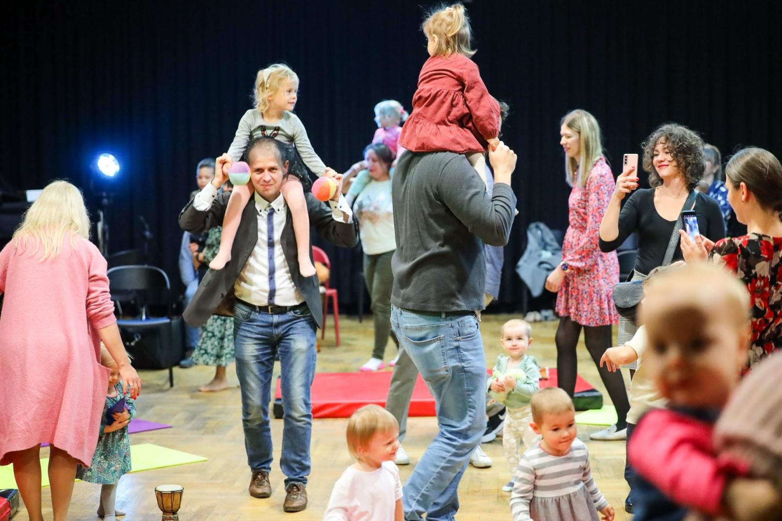 Zdjęcie w galerii na portalu naszraciborz.pl: Zaczarowane skrzypce - muzyka, ruch i zabawa zachwyciły najmłodszych wiadomości z regionu