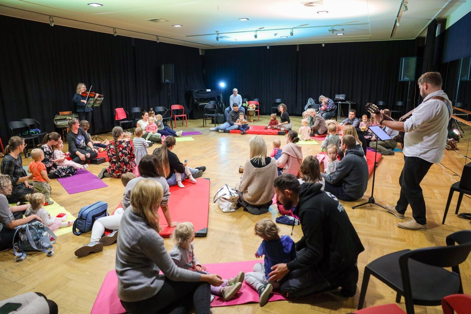 Zdjęcie w galerii na portalu naszraciborz.pl: Zaczarowane skrzypce - muzyka, ruch i zabawa zachwyciły najmłodszych wiadomości z regionu