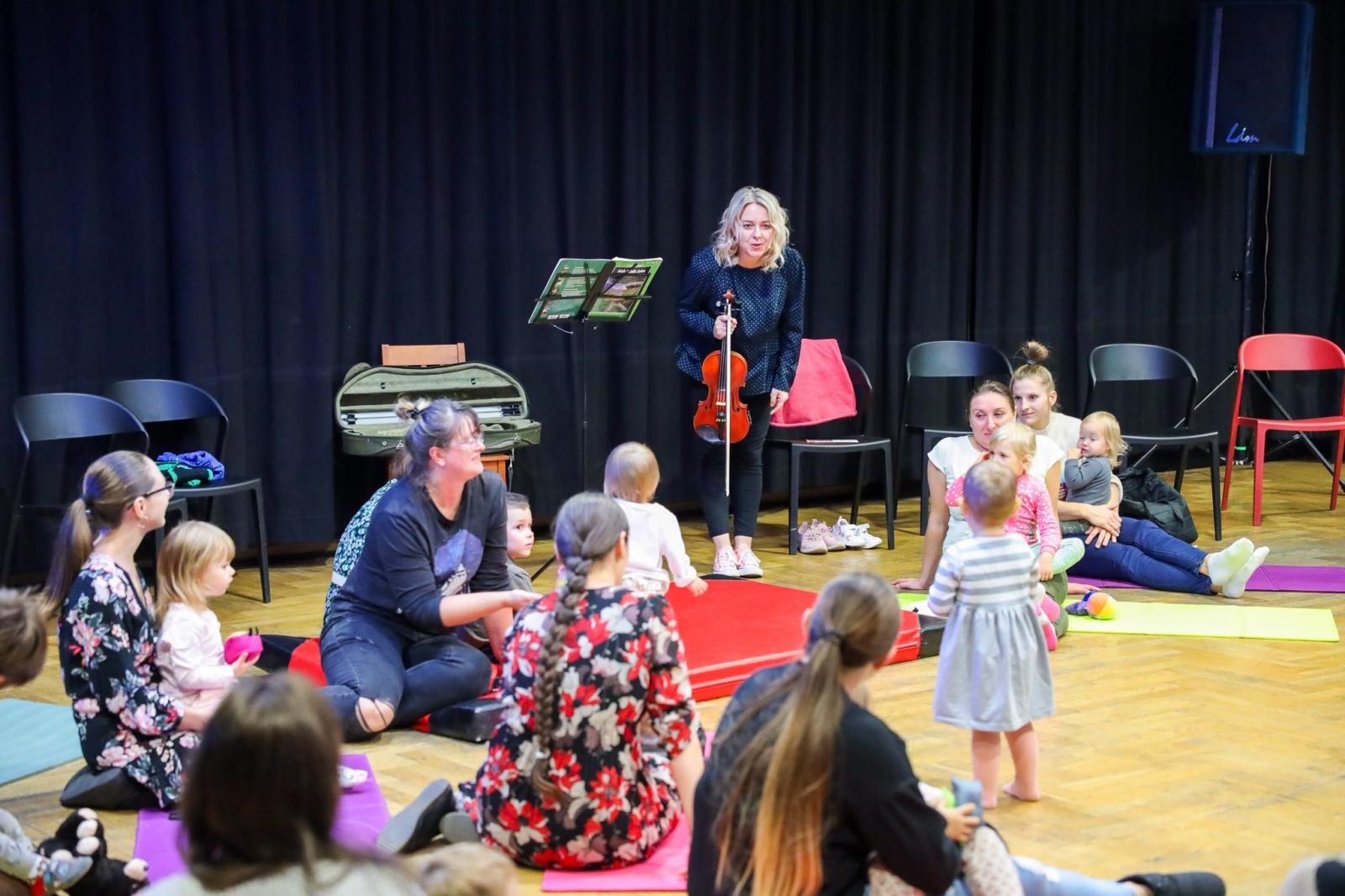 Zdjęcie w galerii na portalu naszraciborz.pl: Zaczarowane skrzypce - muzyka, ruch i zabawa zachwyciły najmłodszych wiadomości z regionu