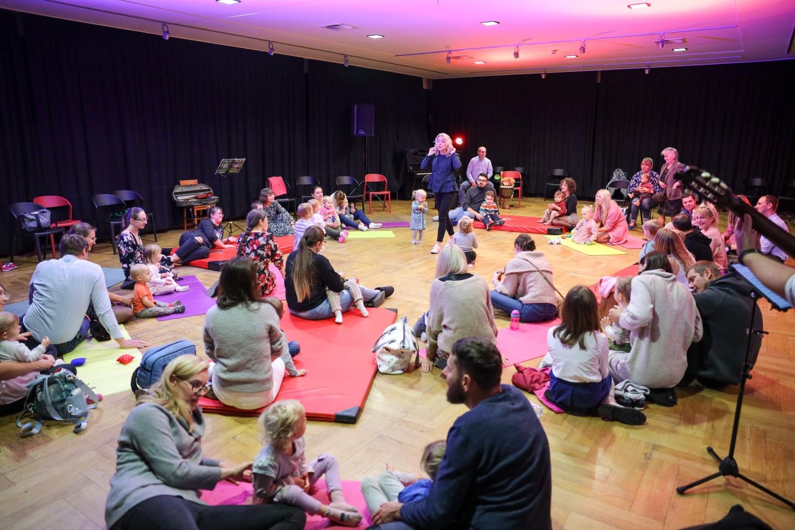 Zdjęcie w galerii na portalu naszraciborz.pl: Zaczarowane skrzypce - muzyka, ruch i zabawa zachwyciły najmłodszych wiadomości z regionu