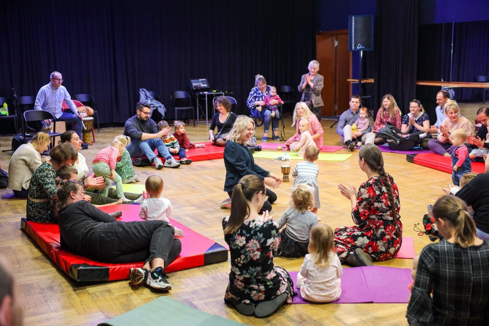 Zdjęcie w galerii na portalu naszraciborz.pl: Zaczarowane skrzypce - muzyka, ruch i zabawa zachwyciły najmłodszych wiadomości z regionu
