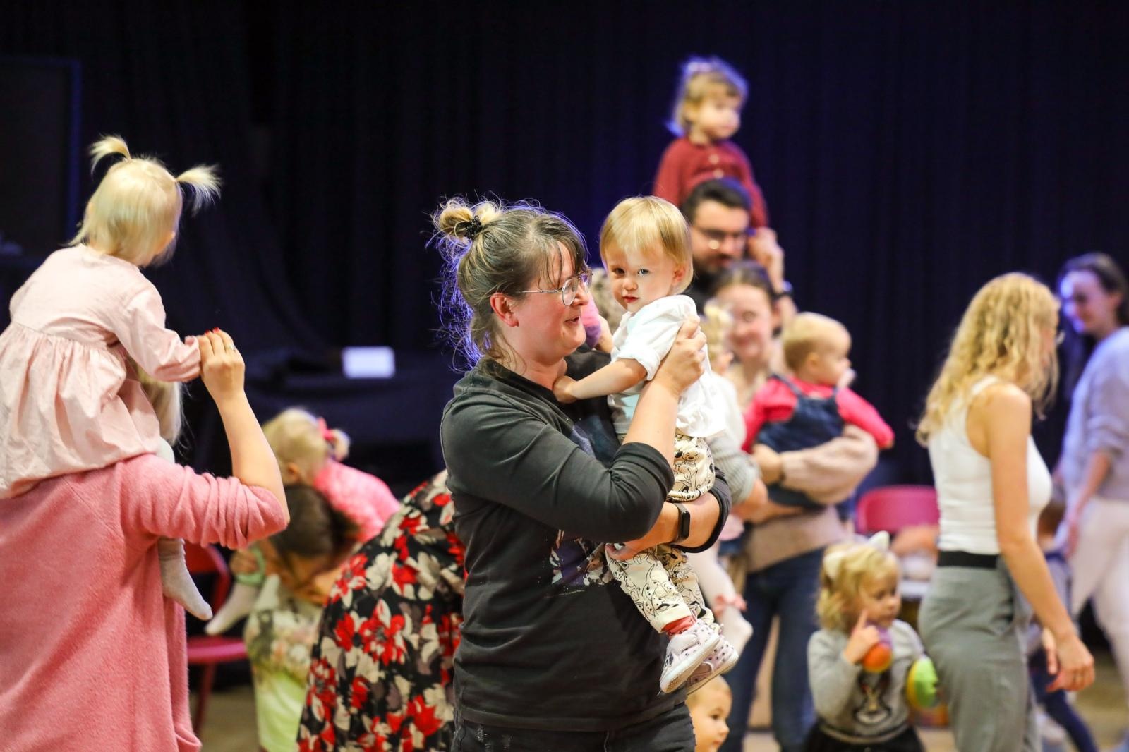 Zdjęcie w galerii na portalu naszraciborz.pl: Zaczarowane skrzypce - muzyka, ruch i zabawa zachwyciły najmłodszych wiadomości z regionu