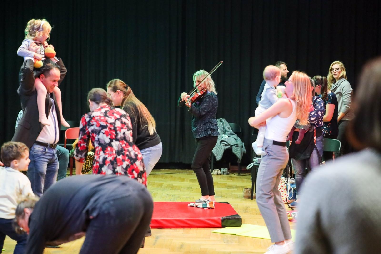 Zdjęcie w galerii na portalu naszraciborz.pl: Zaczarowane skrzypce - muzyka, ruch i zabawa zachwyciły najmłodszych wiadomości z regionu