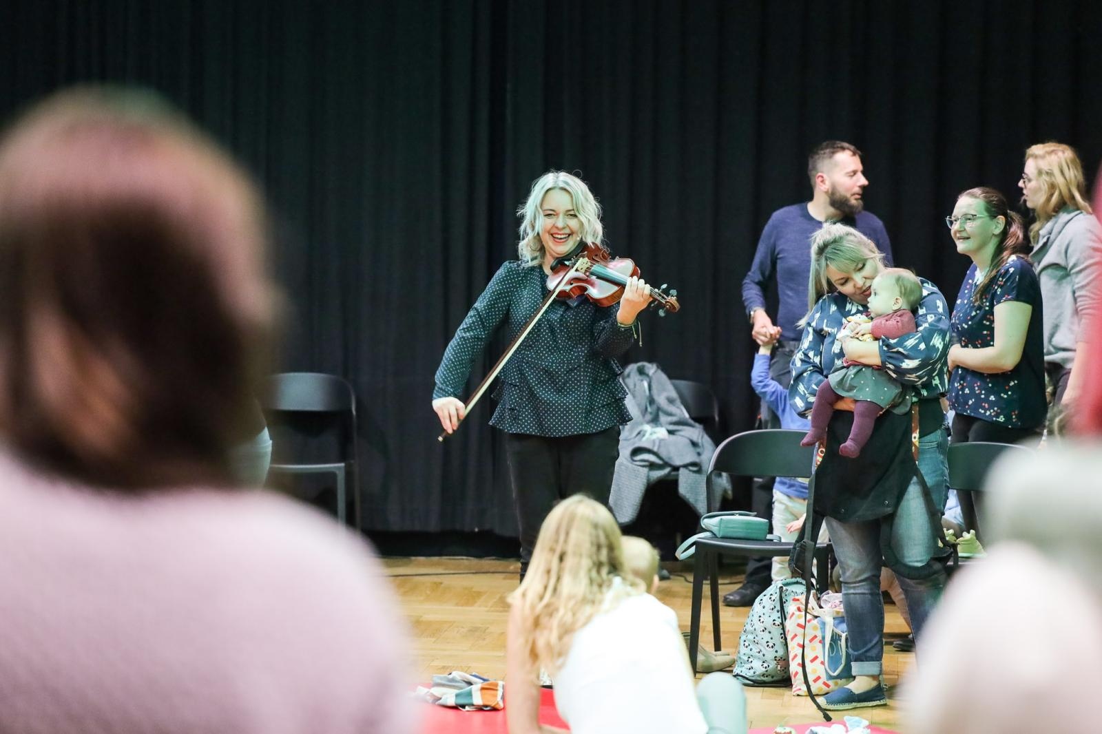 Zdjęcie w galerii na portalu naszraciborz.pl: Zaczarowane skrzypce - muzyka, ruch i zabawa zachwyciły najmłodszych wiadomości z regionu