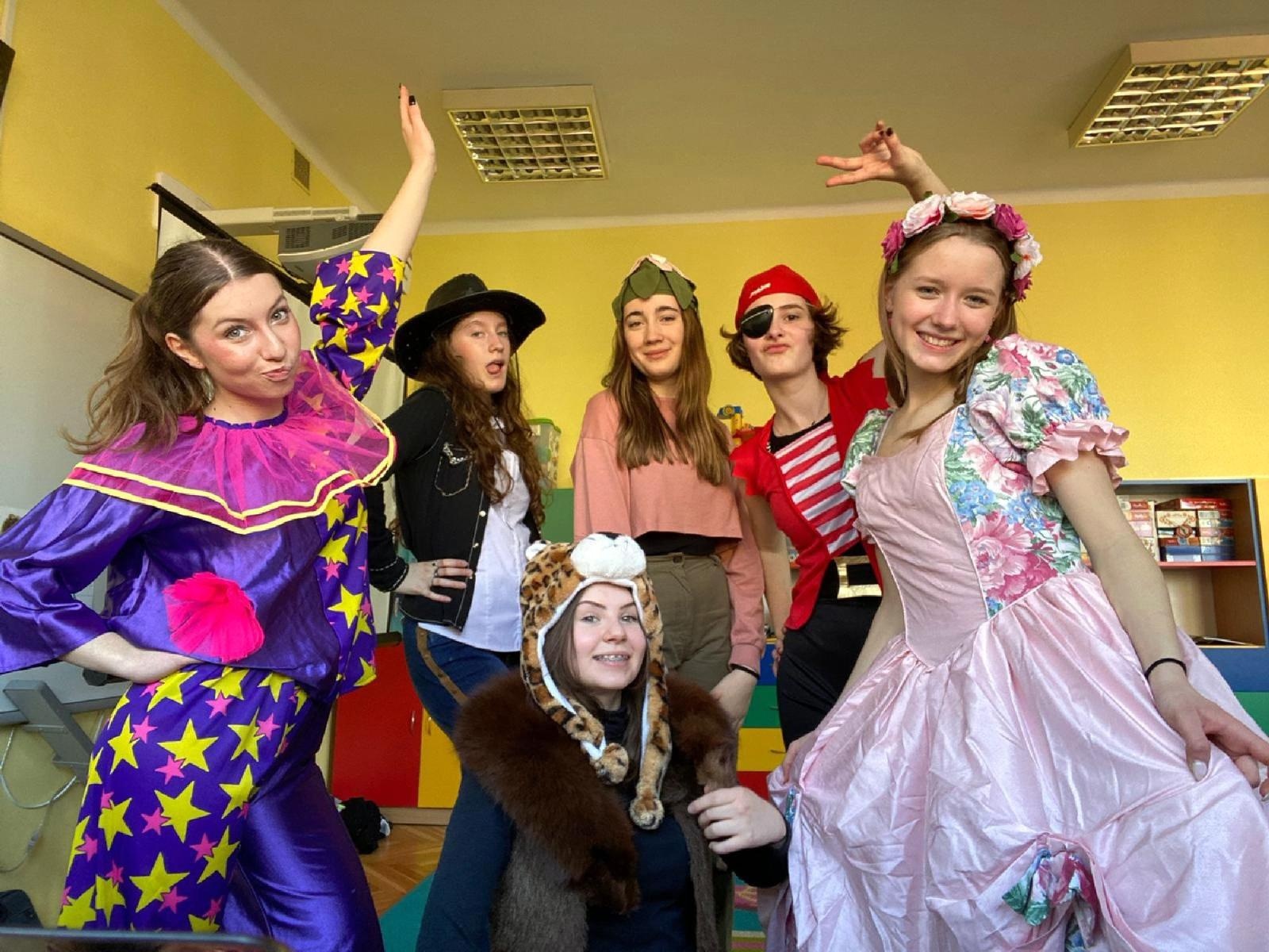 Zdjęcie w galerii na portalu naszraciborz.pl: Kreatywność bez granic! Projekt licealistek z II LO wiadomości z regionu