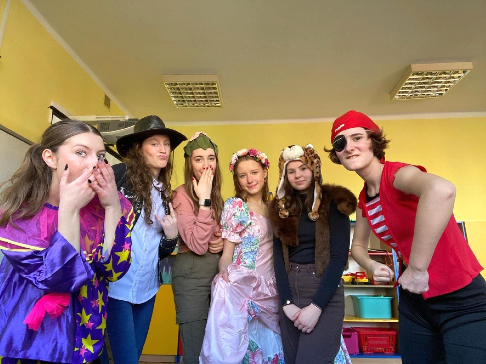 Zdjęcie w galerii na portalu naszraciborz.pl: Kreatywność bez granic! Projekt licealistek z II LO wiadomości z regionu