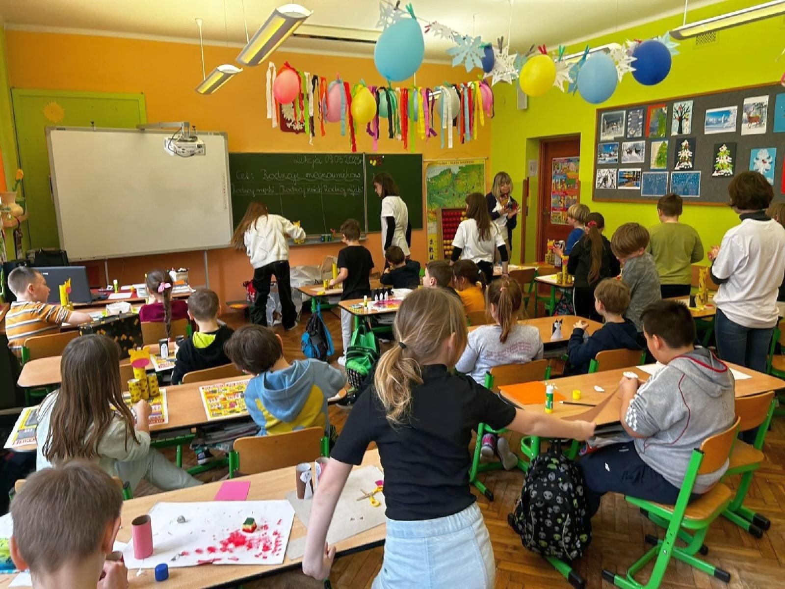 Zdjęcie w galerii na portalu naszraciborz.pl: Kreatywność bez granic! Projekt licealistek z II LO wiadomości z regionu