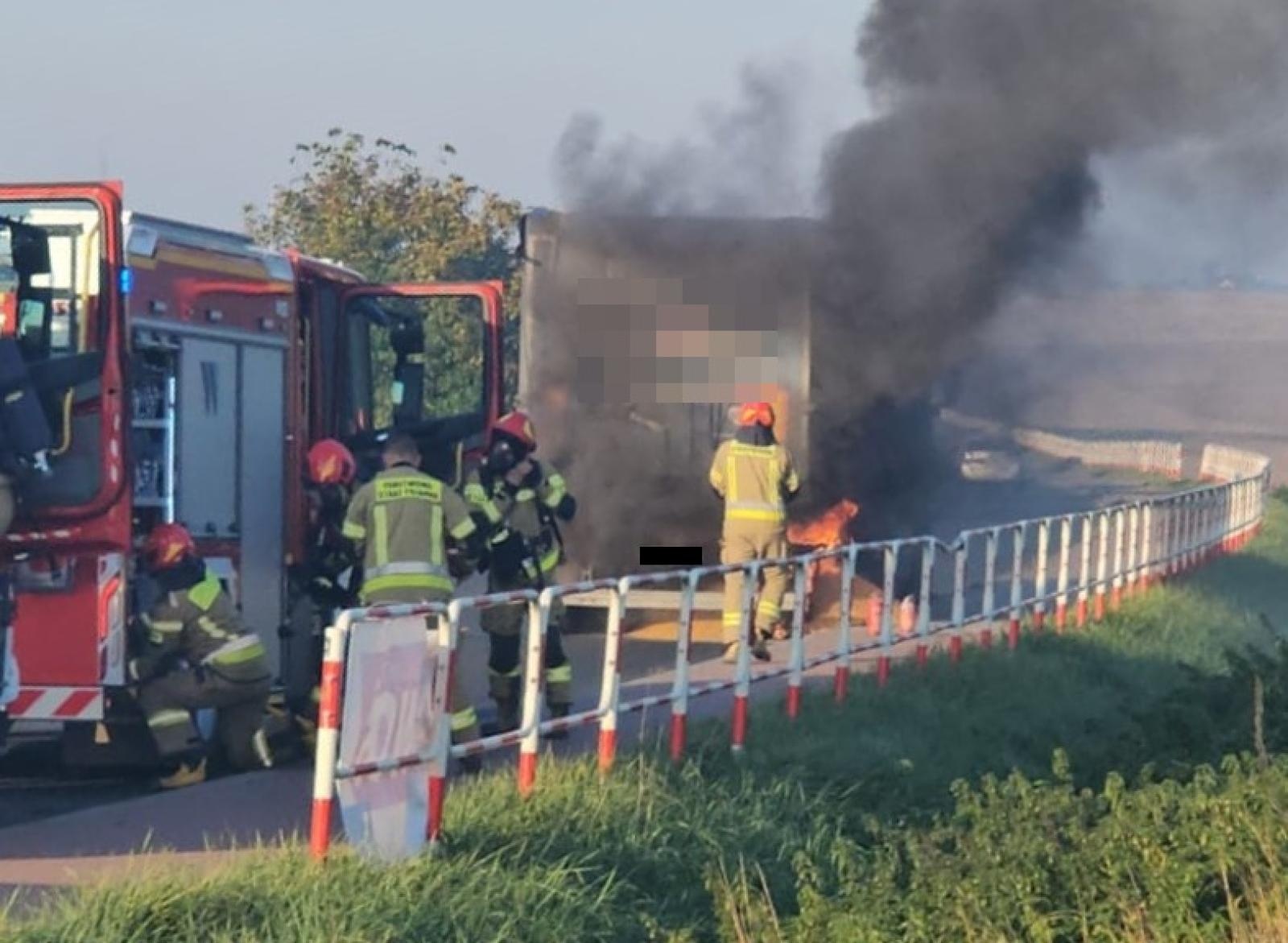 Zdjęcie w galerii na portalu naszraciborz.pl: Kłęby dymu na Głubczyckiej. Pożar naczepy ciężarówki [FOTO] wiadomości z regionu