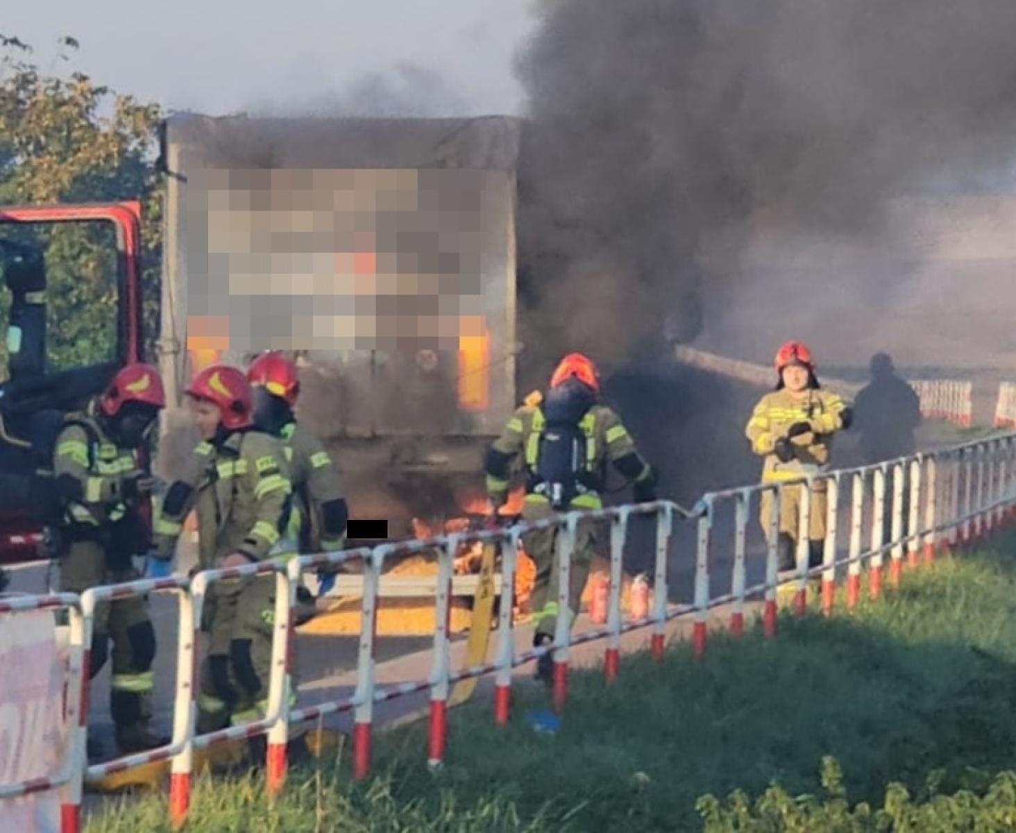 Zdjęcie w galerii na portalu naszraciborz.pl: Kłęby dymu na Głubczyckiej. Pożar naczepy ciężarówki [FOTO] wiadomości z regionu