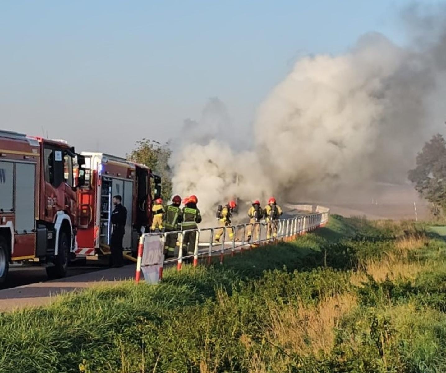 Zdjęcie w galerii na portalu naszraciborz.pl: Kłęby dymu na Głubczyckiej. Pożar naczepy ciężarówki [FOTO] wiadomości z regionu