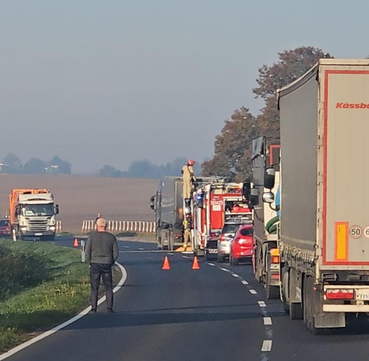 Zdjęcie w galerii na portalu naszraciborz.pl: Kłęby dymu na Głubczyckiej. Pożar naczepy ciężarówki [FOTO] wiadomości z regionu