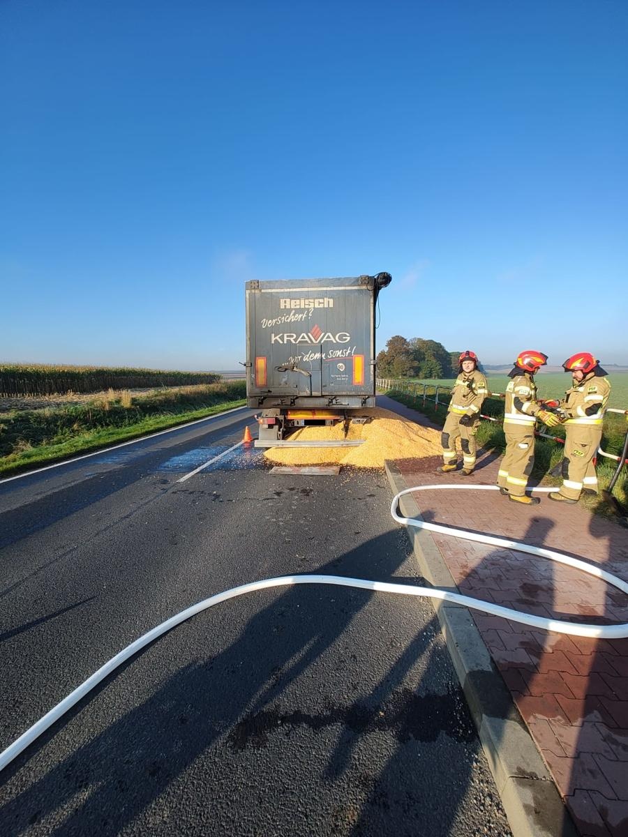 Zdjęcie w galerii na portalu naszraciborz.pl: Kłęby dymu na Głubczyckiej. Pożar naczepy ciężarówki [FOTO] wiadomości z regionu