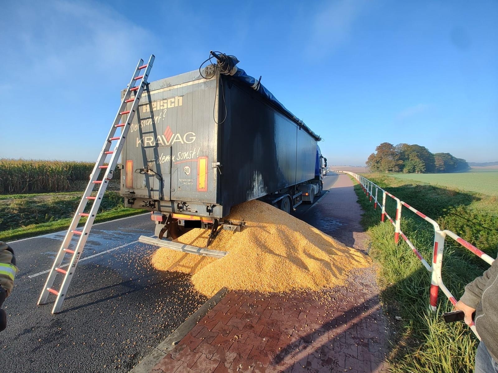 Zdjęcie w galerii na portalu naszraciborz.pl: Kłęby dymu na Głubczyckiej. Pożar naczepy ciężarówki [FOTO] wiadomości z regionu