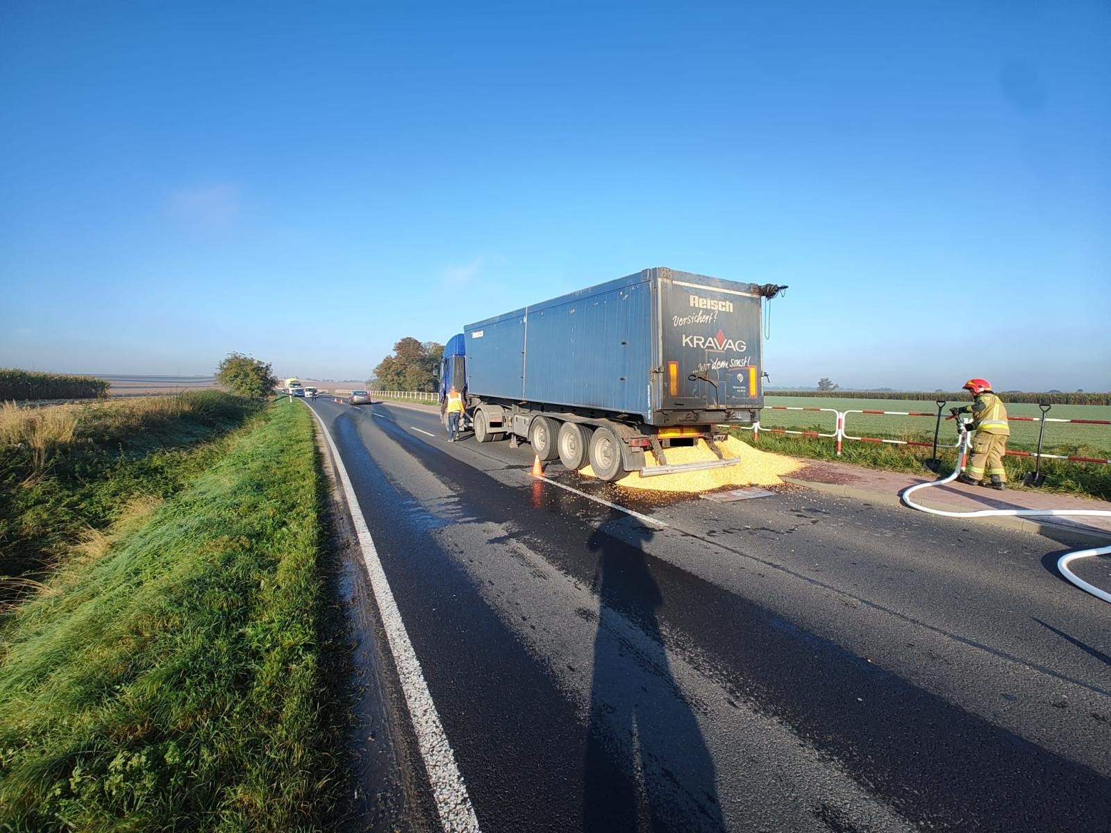 Zdjęcie w galerii na portalu naszraciborz.pl: Kłęby dymu na Głubczyckiej. Pożar naczepy ciężarówki [FOTO] wiadomości z regionu