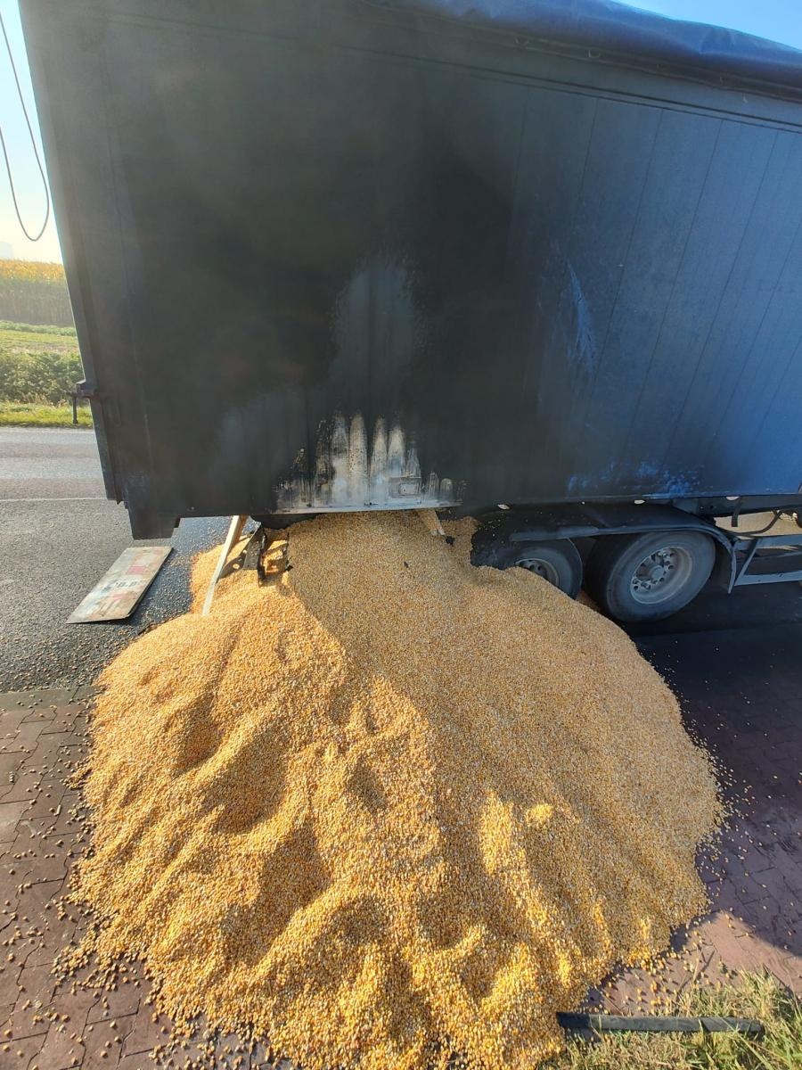 Zdjęcie w galerii na portalu naszraciborz.pl: Kłęby dymu na Głubczyckiej. Pożar naczepy ciężarówki [FOTO] wiadomości z regionu