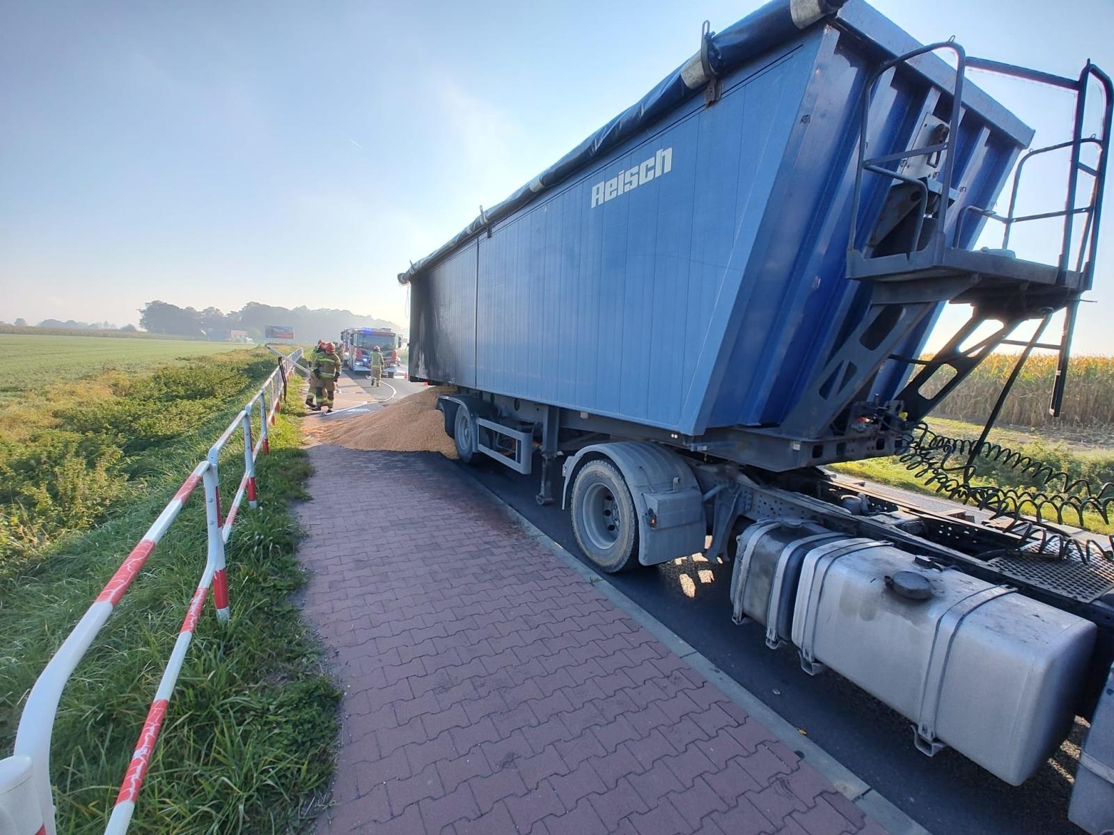 Zdjęcie w galerii na portalu naszraciborz.pl: Kłęby dymu na Głubczyckiej. Pożar naczepy ciężarówki [FOTO] wiadomości z regionu