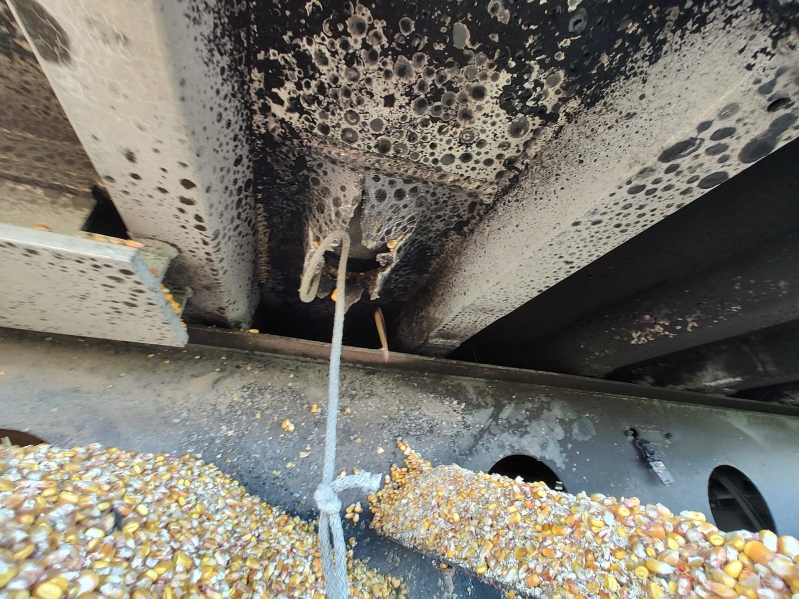 Zdjęcie w galerii na portalu naszraciborz.pl: Kłęby dymu na Głubczyckiej. Pożar naczepy ciężarówki [FOTO] wiadomości z regionu