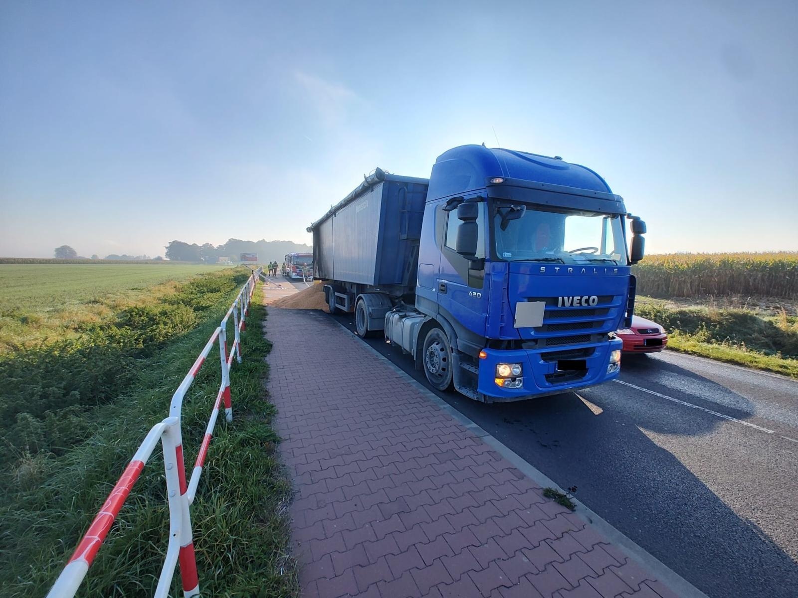 Zdjęcie w galerii na portalu naszraciborz.pl: Kłęby dymu na Głubczyckiej. Pożar naczepy ciężarówki [FOTO] wiadomości z regionu