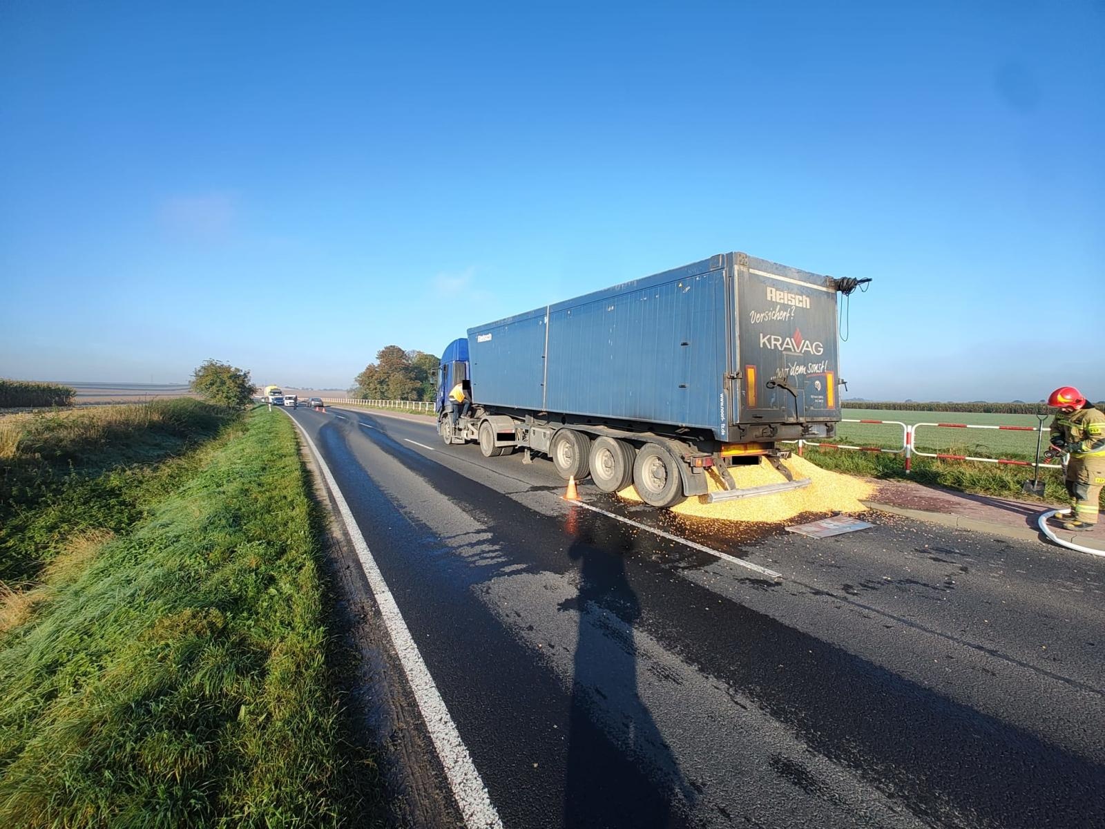 Zdjęcie w galerii na portalu naszraciborz.pl: Kłęby dymu na Głubczyckiej. Pożar naczepy ciężarówki [FOTO] wiadomości z regionu