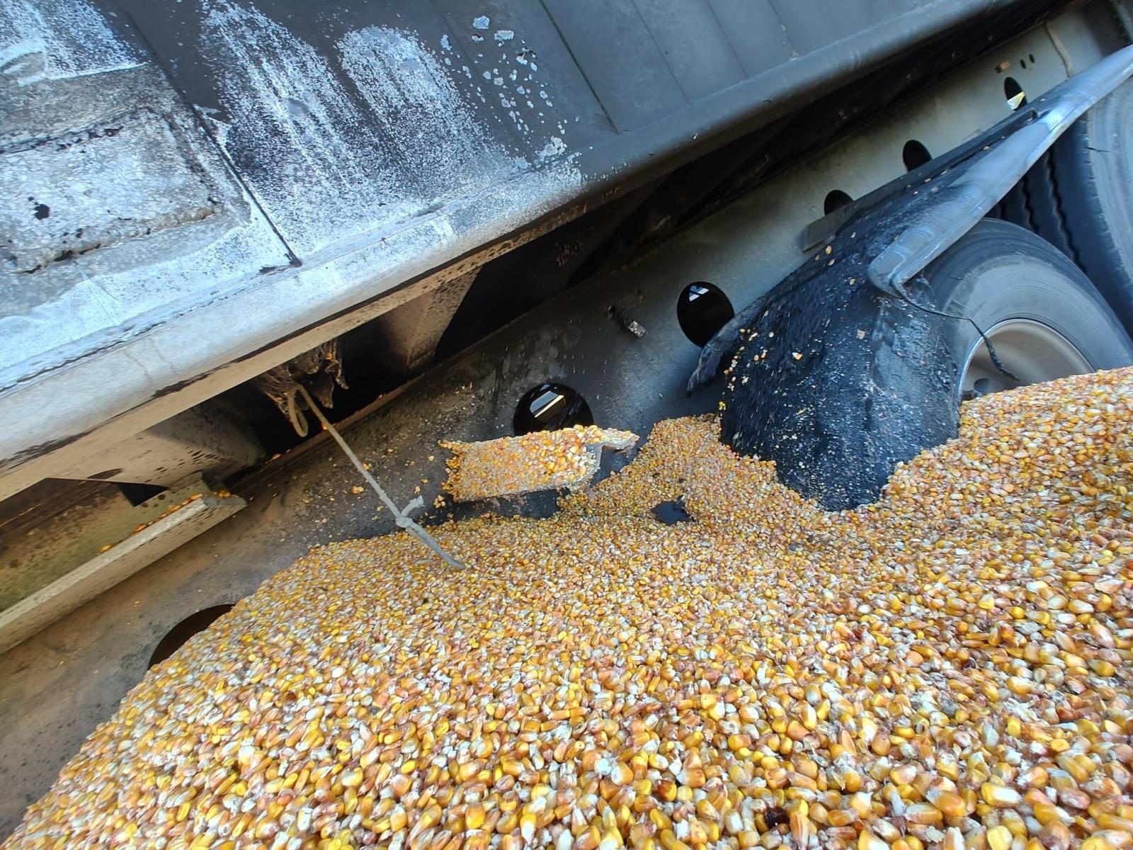 Zdjęcie w galerii na portalu naszraciborz.pl: Kłęby dymu na Głubczyckiej. Pożar naczepy ciężarówki [FOTO] wiadomości z regionu