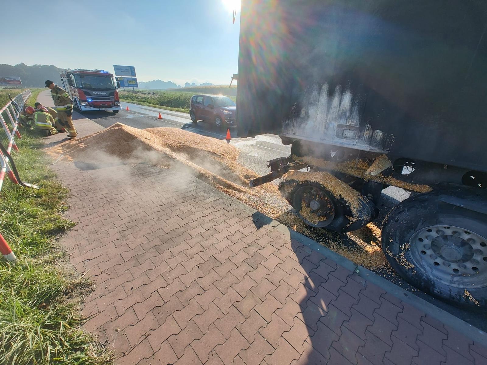 Zdjęcie w galerii na portalu naszraciborz.pl: Kłęby dymu na Głubczyckiej. Pożar naczepy ciężarówki [FOTO] wiadomości z regionu