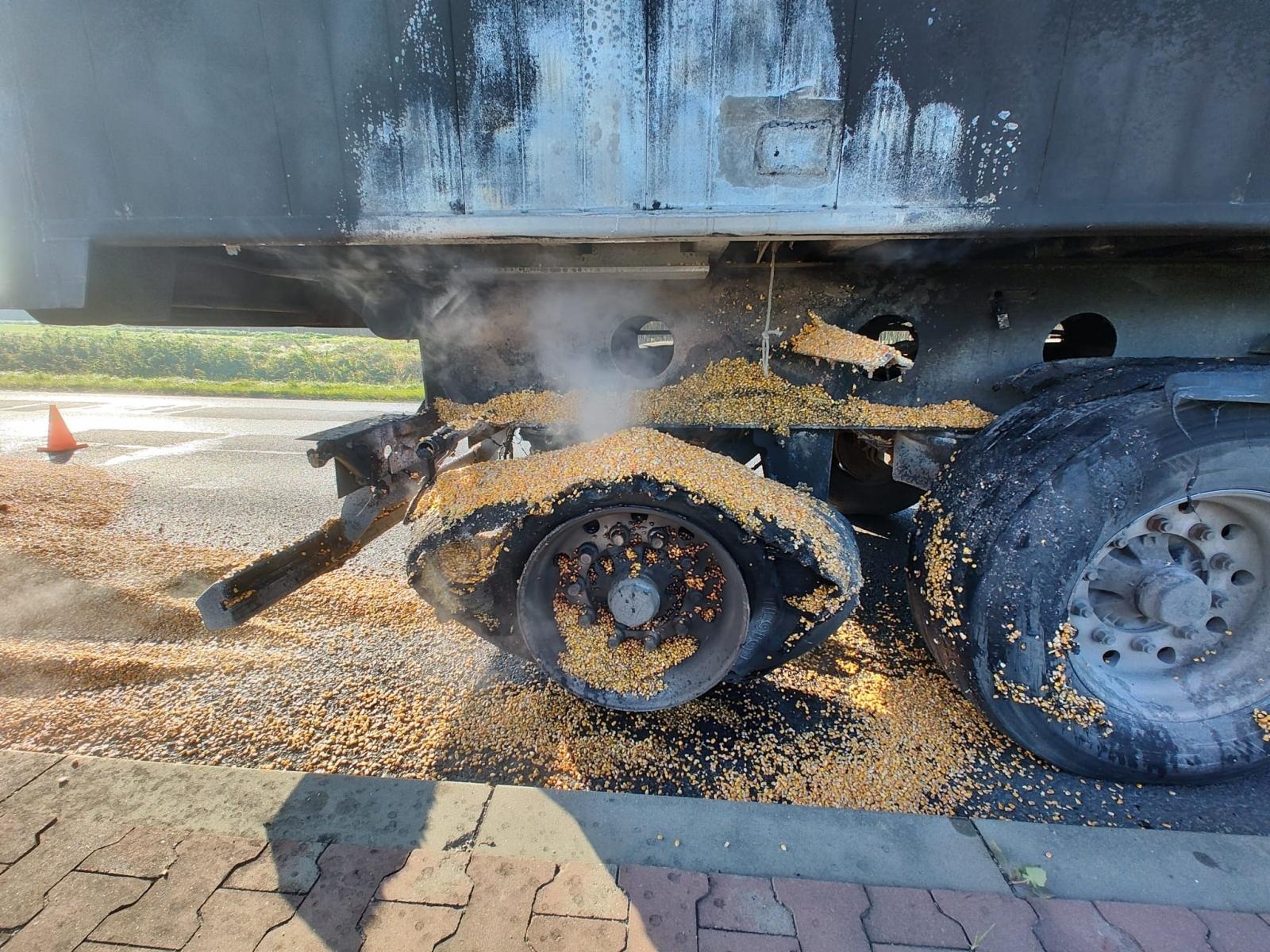 Zdjęcie w galerii na portalu naszraciborz.pl: Kłęby dymu na Głubczyckiej. Pożar naczepy ciężarówki [FOTO] wiadomości z regionu