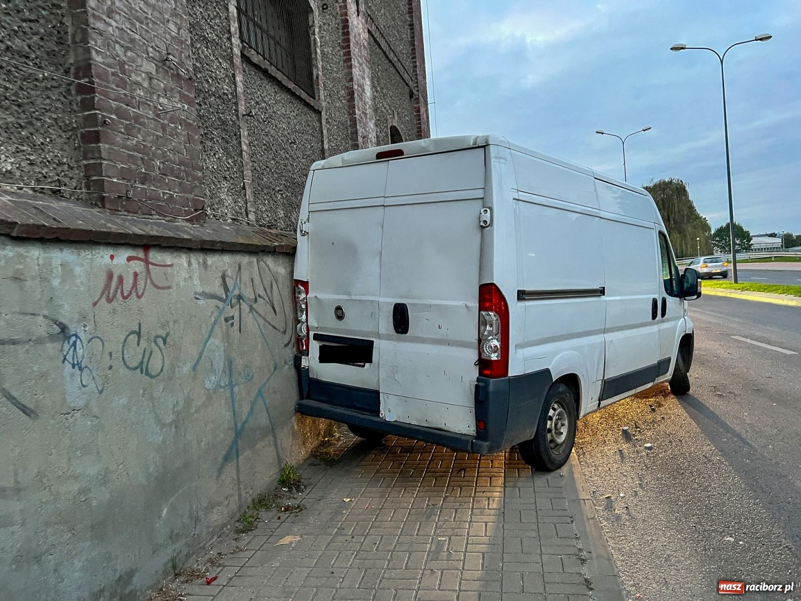 Zdjęcie w galerii na portalu naszraciborz.pl: Trzy uszkodzone pojazdy w kolizji na Reymonta [FOTO] wiadomości z regionu
