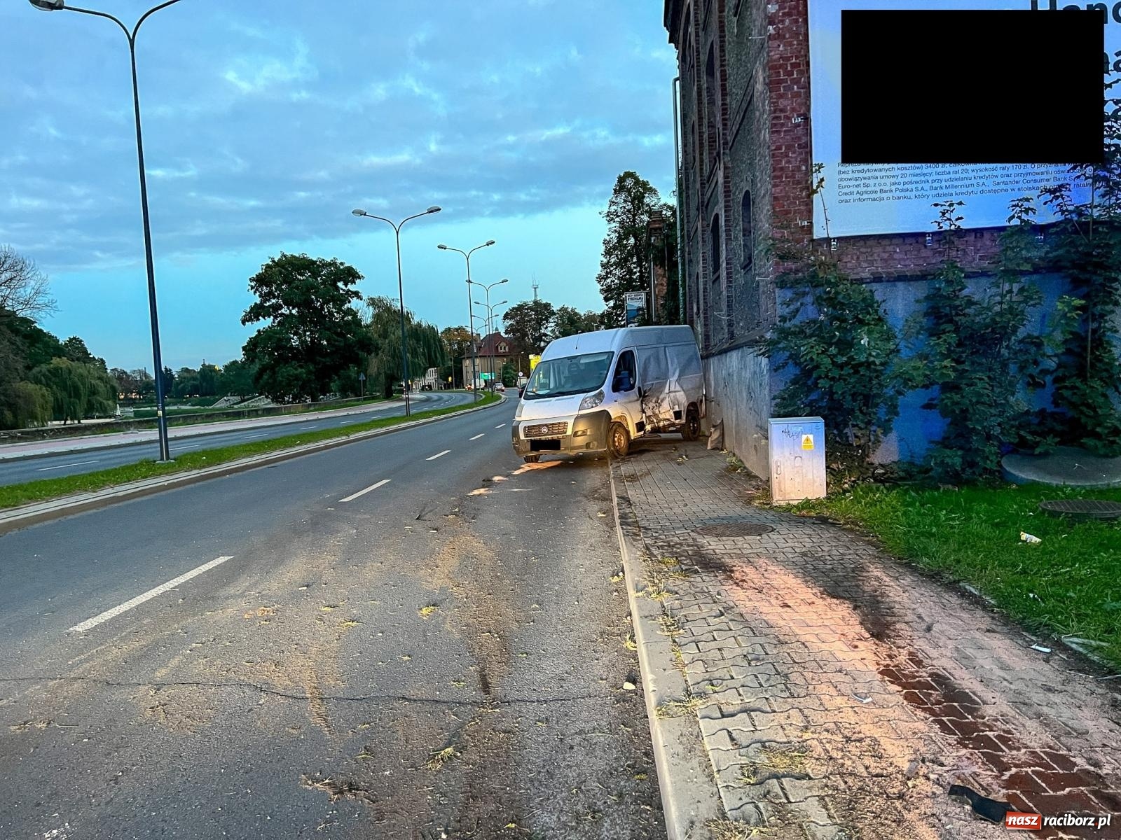 Zdjęcie w galerii na portalu naszraciborz.pl: Trzy uszkodzone pojazdy w kolizji na Reymonta [FOTO] wiadomości z regionu