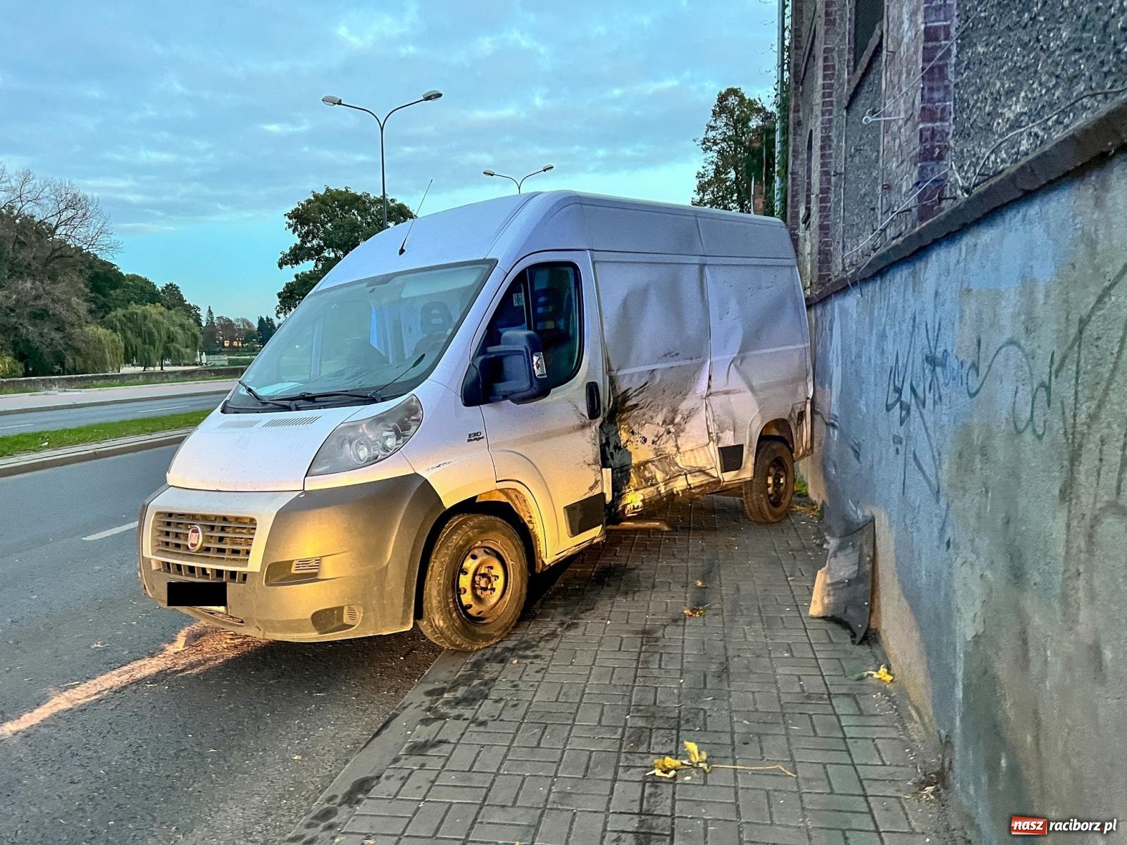 Zdjęcie w galerii na portalu naszraciborz.pl: Trzy uszkodzone pojazdy w kolizji na Reymonta [FOTO] wiadomości z regionu