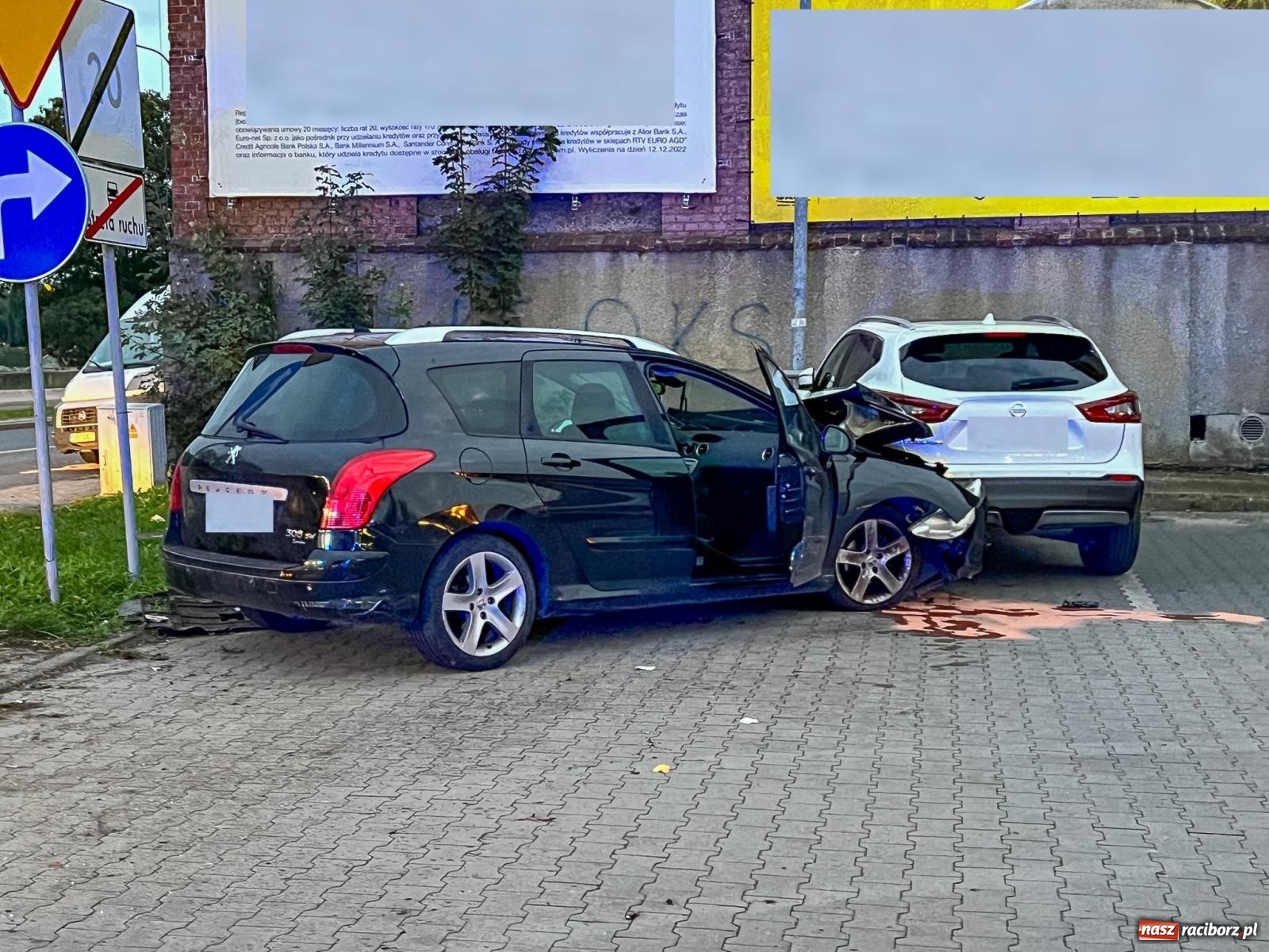 Zdjęcie w galerii na portalu naszraciborz.pl: Trzy uszkodzone pojazdy w kolizji na Reymonta [FOTO] wiadomości z regionu