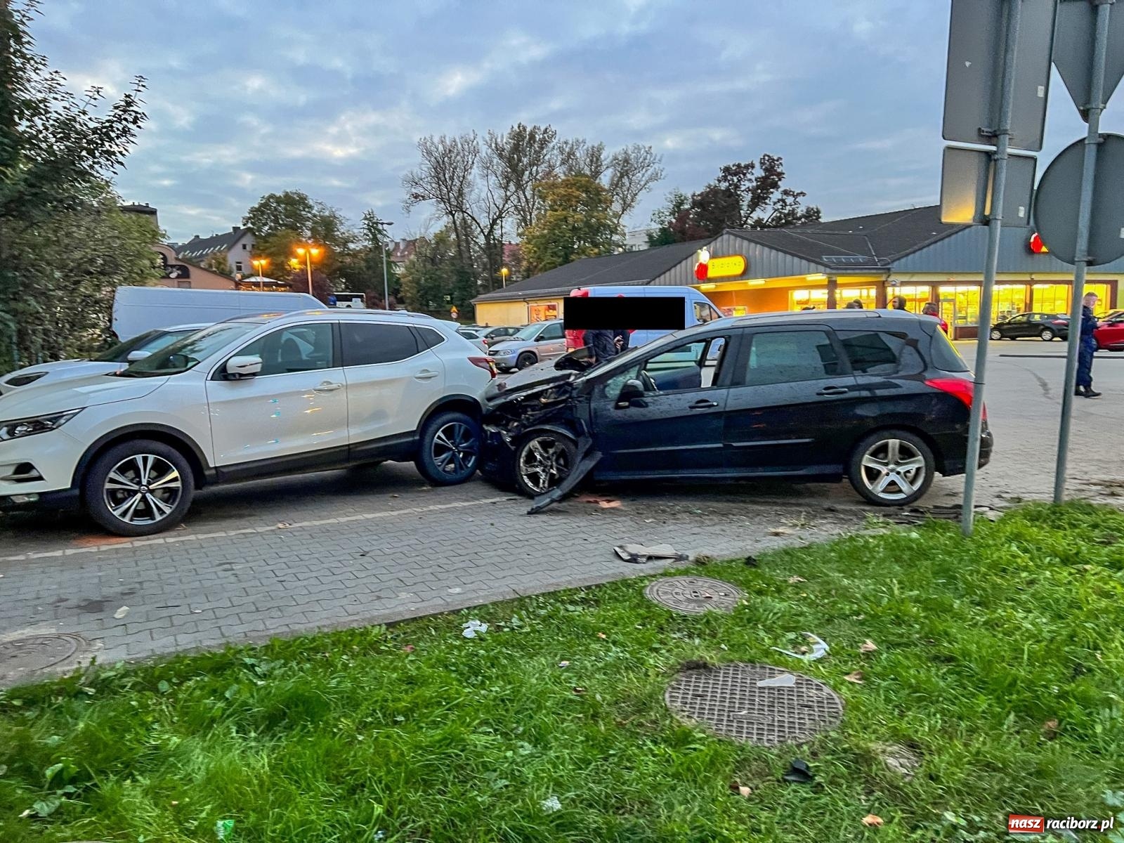 Zdjęcie w galerii na portalu naszraciborz.pl: Trzy uszkodzone pojazdy w kolizji na Reymonta [FOTO] wiadomości z regionu