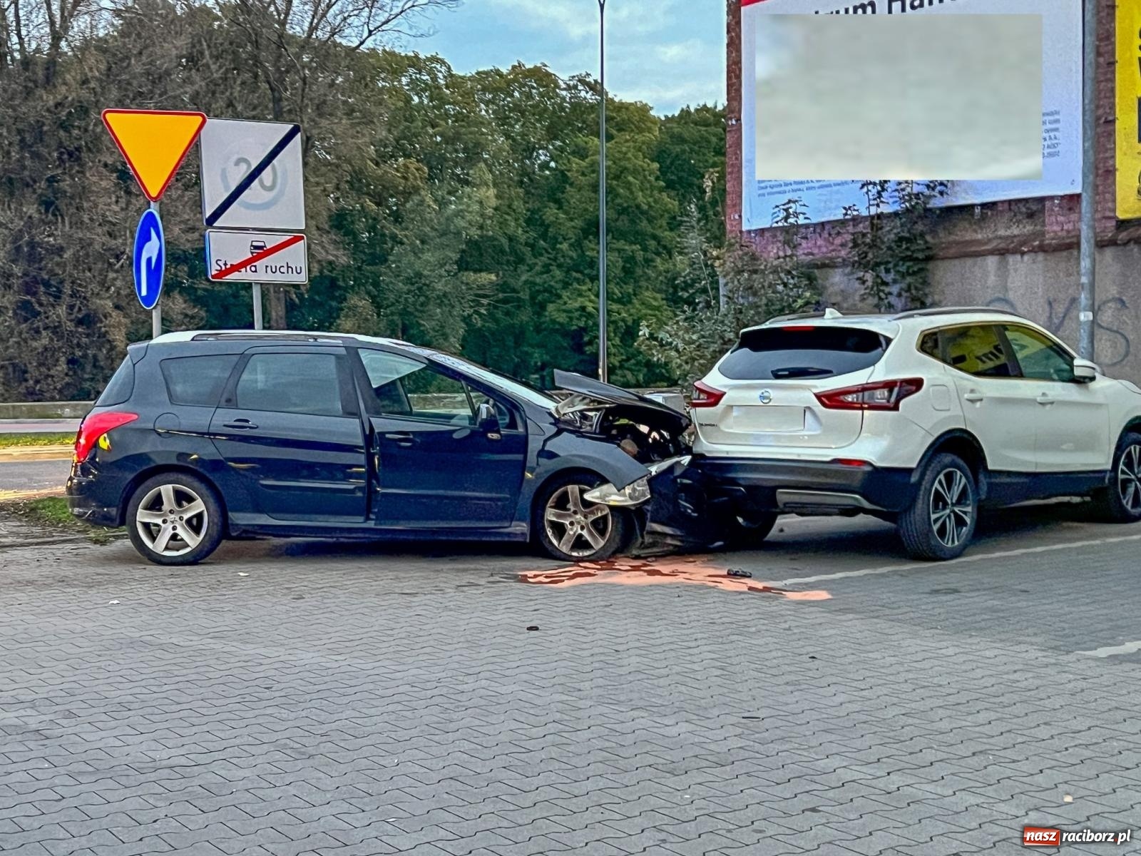 Zdjęcie w galerii na portalu naszraciborz.pl: Trzy uszkodzone pojazdy w kolizji na Reymonta [FOTO] wiadomości z regionu