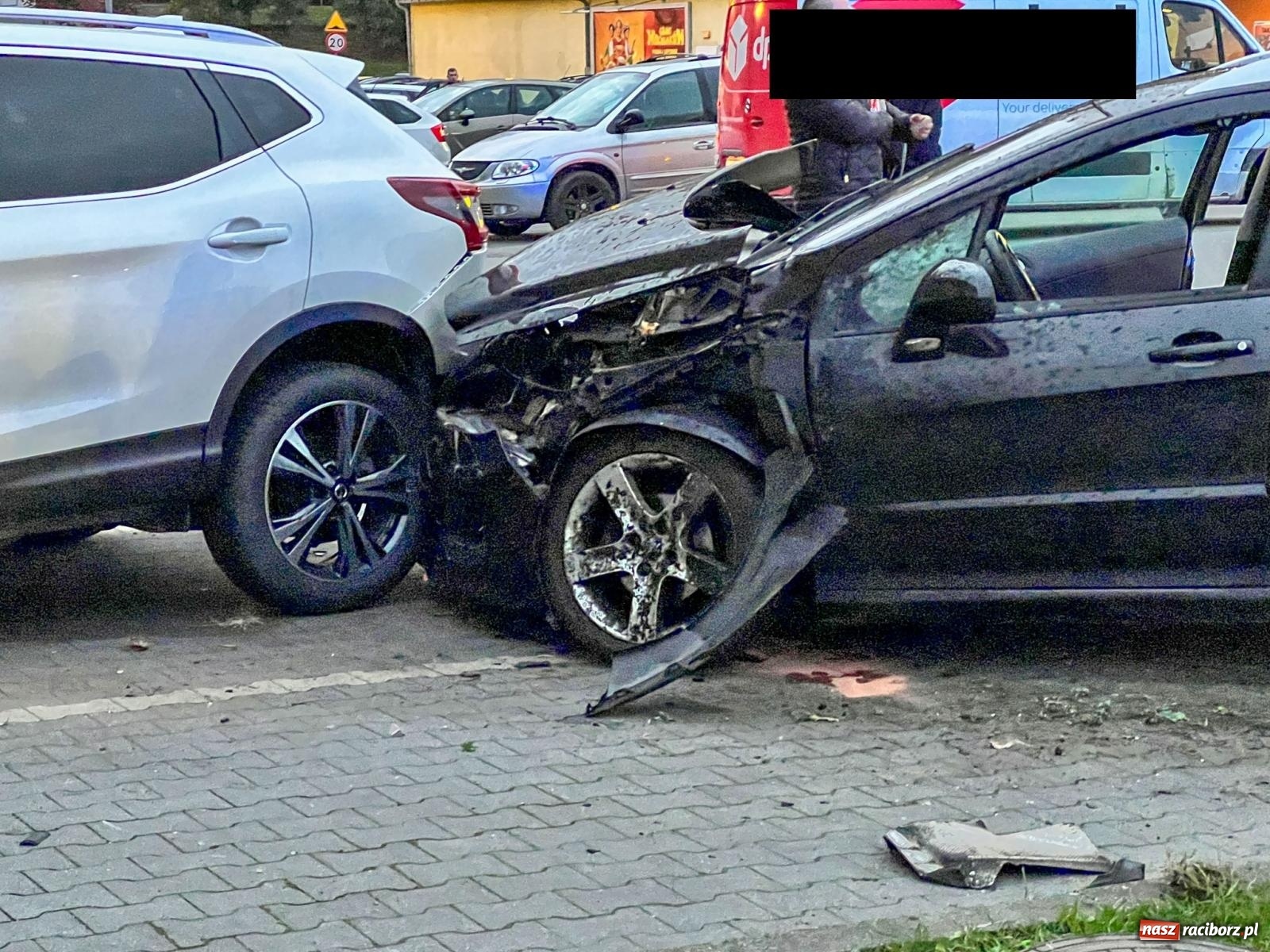 Zdjęcie w galerii na portalu naszraciborz.pl: Trzy uszkodzone pojazdy w kolizji na Reymonta [FOTO] wiadomości z regionu