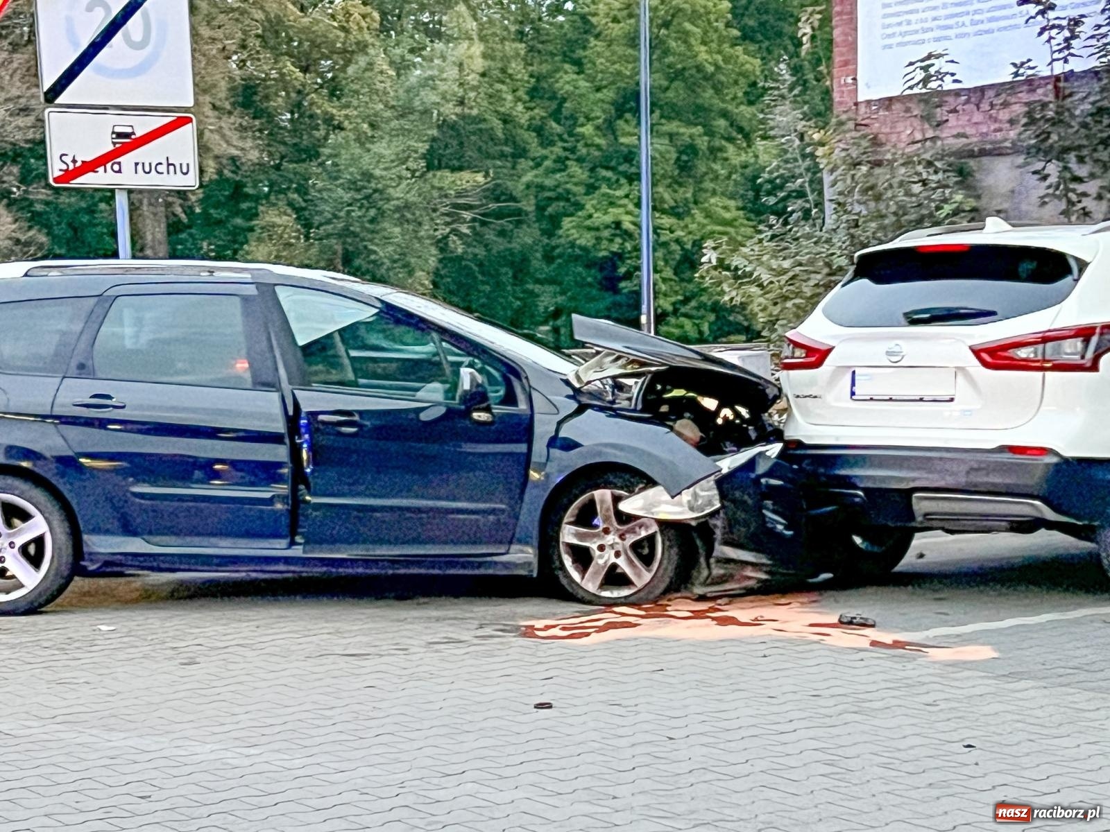 Zdjęcie w galerii na portalu naszraciborz.pl: Trzy uszkodzone pojazdy w kolizji na Reymonta [FOTO] wiadomości z regionu