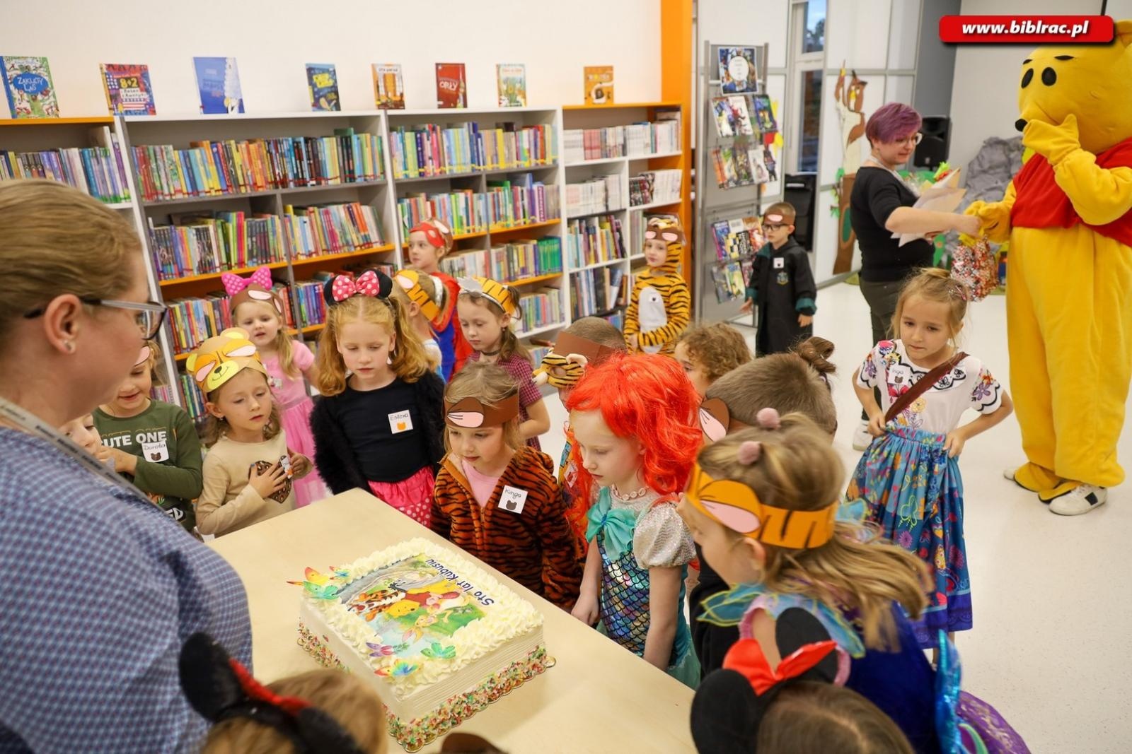 Zdjęcie w galerii na portalu naszraciborz.pl: Sto lat dla Kubusia Puchatka w raciborskiej bibliotece wiadomości z regionu